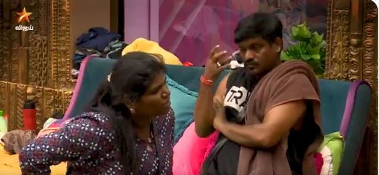 <p>இப்படி எலிமினேட் செய்யப்பட்ட பின், முதல் முறையாக பிக்பாஸ் சீசன் போட்டியாளர்கள் நான்கு பேர் ஒன்று கூடி எடுத்து கொண்ட புகைப்படத்தை பாடகர் வேல்முருகன் தன்னுடைய ட்விட்டர் பக்கத்தில் பகிர்ந்துள்ளார்.</p>