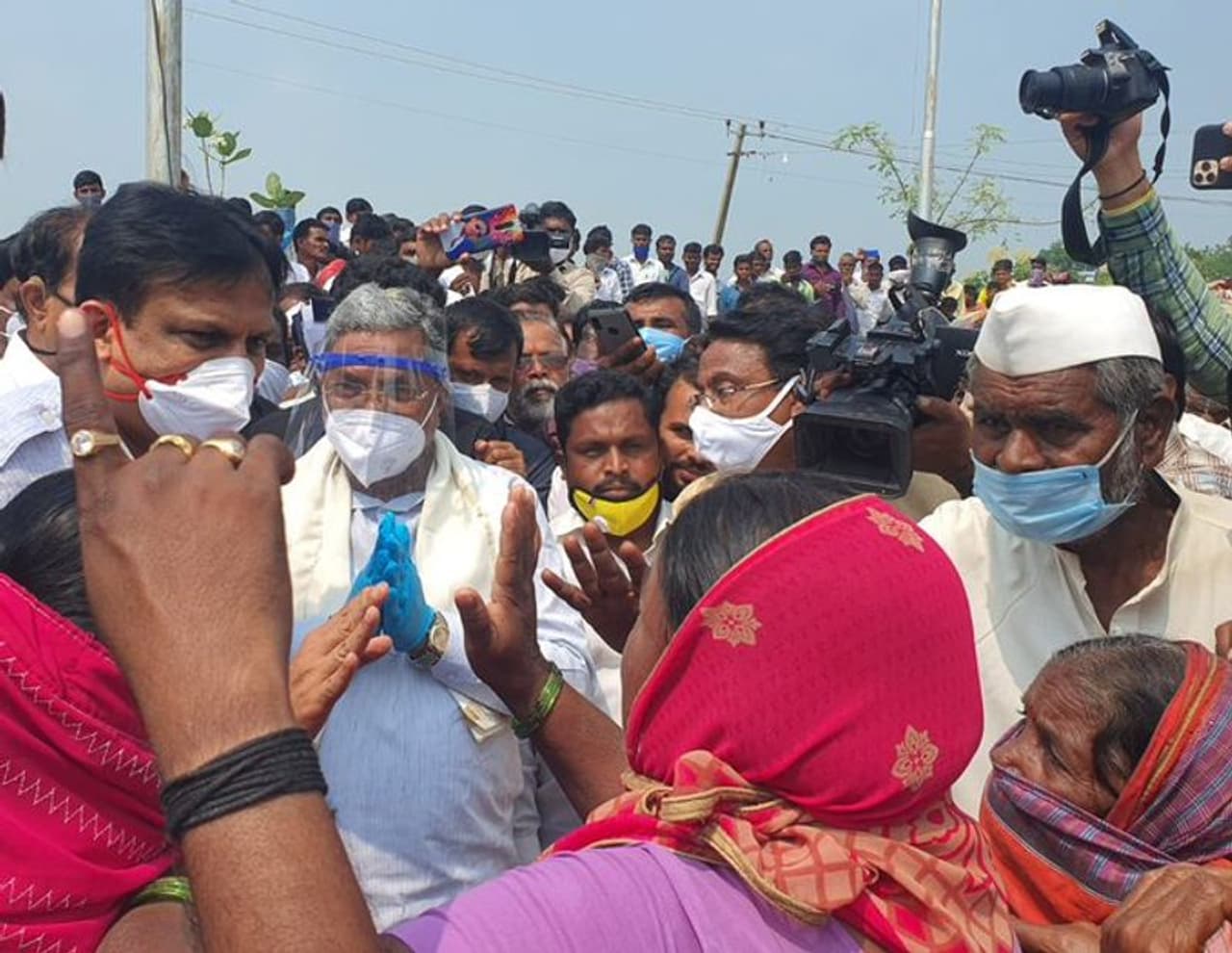 <p>ಸೋಮವಾರ ತಾಲೂಕಿನ ಪ್ರವಾಹ ಪೀಡಿತ ಕಟ್ಟಿಸಂಗಾವಿ ಗ್ರಾಮಕ್ಕೆ ಭೇಟಿ ನೀಡಿ ನೆರೆ ಹಾವಳಿಯಿಂದ ಹಾನಿಗೀಡಾದ ಮನೆಗಳ ಹಾಗೂ ಬೆಳೆ ಪರಿಶೀಲಿಸಿದ ಸಿದ್ದರಾಮಯ್ಯ </p> <p>ಸೋಮವಾರ ತಾಲೂಕಿನ ಪ್ರವಾಹ ಪೀಡಿತ ಕಟ್ಟಿಸಂಗಾವಿ ಗ್ರಾಮಕ್ಕೆ ಭೇಟಿ ನೀಡಿ ನೆರೆ ಹಾವಳಿಯಿಂದ ಹಾನಿಗೀಡಾದ ಮನೆಗಳ ಹಾಗೂ ಬೆಳೆ ಪರಿಶೀಲಿಸಿದ ಸಿದ್ದರಾಮಯ್ಯ </p>