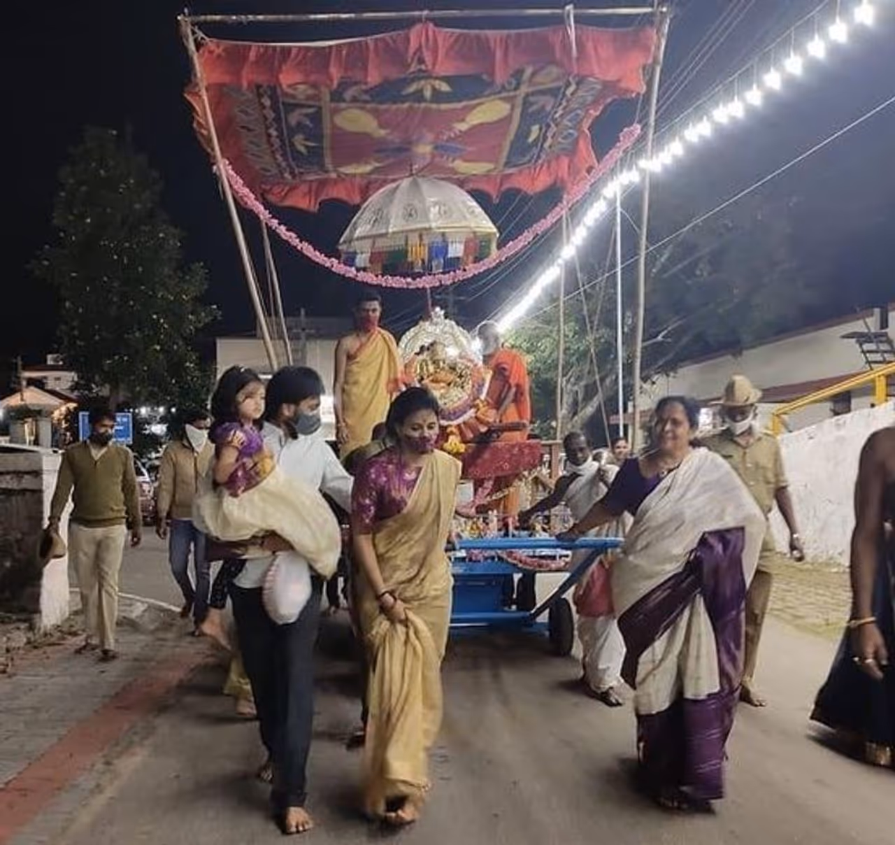 <p><br />ನಾಡಹಬ್ಬ ದಸರಾ ಯಶಸ್ಸಿಗಾಗಿ ಚಾಮುಂಡಿ ದೇವಿಯಲ್ಲಿ ಹರಕೆ ಹೊತ್ತಿದ್ದ ಡಿಸಿ ರೋಹಿಣಿ ಸಿಂಧೂರಿ.</p> <p><br />ನಾಡಹಬ್ಬ ದಸರಾ ಯಶಸ್ಸಿಗಾಗಿ ಚಾಮುಂಡಿ ದೇವಿಯಲ್ಲಿ ಹರಕೆ ಹೊತ್ತಿದ್ದ ಡಿಸಿ ರೋಹಿಣಿ ಸಿಂಧೂರಿ.</p>