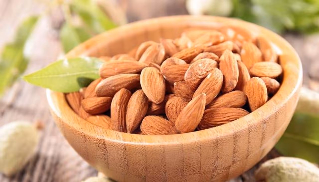 <p><strong>ഒന്ന്...</strong></p><p>&nbsp;</p><p>ബദാം ആണ് ഈ പട്ടികയിലെ ഒന്നാമന്‍. ബദാം കുതിര്‍ത്ത് കഴിക്കുന്നതാണ് ഏറെ ഗുണകരം. ബദാം വെള്ളത്തിലിട്ടു കുതിര്‍ത്ത് ദിവസവും രാവിലെ അഞ്ച് എണ്ണം വീതം കഴിക്കുന്നത് ചര്‍മ്മത്തിന്‍റെയും തലമുടിയുടെയും ആരോഗ്യത്തിന് നല്ലതാണ്.&nbsp;<br />&nbsp;</p>