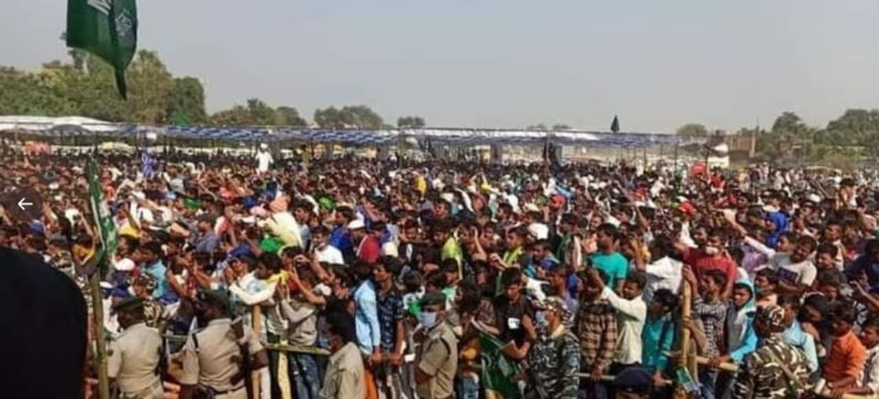 <p>കൊവിഡ് രോഗത്തെ തുടര്ന്ന് ലോകമെങ്ങും കൂടുതല് നിയന്ത്രണങ്ങളിലേക്ക് പോവുമ്പോള്, ബിഹാറില് ആള്ക്കൂട്ടം മാസ്കോ സാമൂഹ്യ അകലമോ ഓര്ക്കാതെ കൂടിച്ചേരുകയാണ്</p> <p>കൊവിഡ് രോഗത്തെ തുടര്ന്ന് ലോകമെങ്ങും കൂടുതല് നിയന്ത്രണങ്ങളിലേക്ക് പോവുമ്പോള്, ബിഹാറില് ആള്ക്കൂട്ടം മാസ്കോ സാമൂഹ്യ അകലമോ ഓര്ക്കാതെ കൂടിച്ചേരുകയാണ്</p>