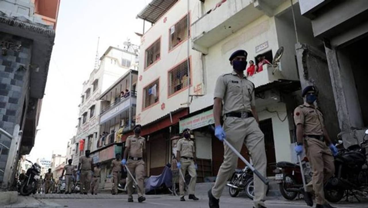 <p>According to Kolkata Municipality sources, the list of new containment zones includes Ballygunge, Tollygunge and Valley Park. Of these, 2 are complex areas and one is a multiplex area.<br />&nbsp;</p>