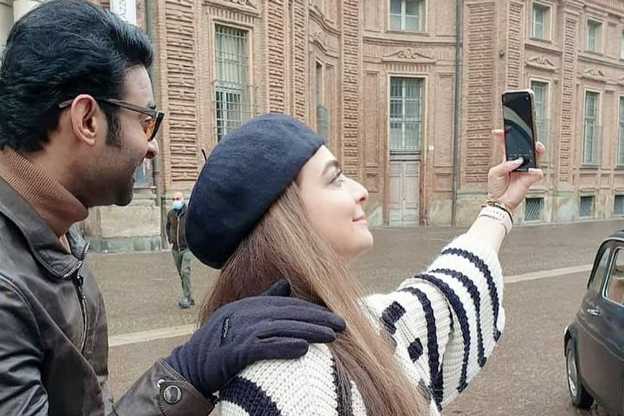 <p>షూటింగ్ గ్యాప్ లో సరదాగా గడుపుతున్న ప్రభాస్... వైభవి మర్చంట్ తో ఇటలీ వీధుల్లో చక్కర్లు వేస్తన్నాడు. ఫ్రభాస్ తన టీమ్ మెంబర్స్ తో చాలా జోవియల్ గా ఉంటారు.</p> <p>షూటింగ్ గ్యాప్ లో సరదాగా గడుపుతున్న ప్రభాస్... వైభవి మర్చంట్ తో ఇటలీ వీధుల్లో చక్కర్లు వేస్తన్నాడు. ఫ్రభాస్ తన టీమ్ మెంబర్స్ తో చాలా జోవియల్ గా ఉంటారు.</p>