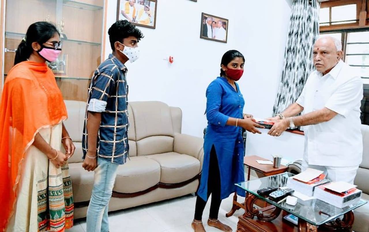 <p>ಪ್ರವಾಹದಿಂದ ಪುಸ್ತಕಗಳನ್ನು ಕಳೆದುಕೊಂಡಿದ್ದ ವಿದ್ಯಾರ್ಥಿಗಳಿಗೆ ಪುಸ್ತಕ ಖರೀದಿಸಲು ಆರ್ಥಿಕ ನೆರವು ನೀಡಿದ ಸಿಎಂ ಯಡಿಯೂರಪ್ಪ</p> <p>ಪ್ರವಾಹದಿಂದ ಪುಸ್ತಕಗಳನ್ನು ಕಳೆದುಕೊಂಡಿದ್ದ ವಿದ್ಯಾರ್ಥಿಗಳಿಗೆ ಪುಸ್ತಕ ಖರೀದಿಸಲು ಆರ್ಥಿಕ ನೆರವು ನೀಡಿದ ಸಿಎಂ ಯಡಿಯೂರಪ್ಪ</p>