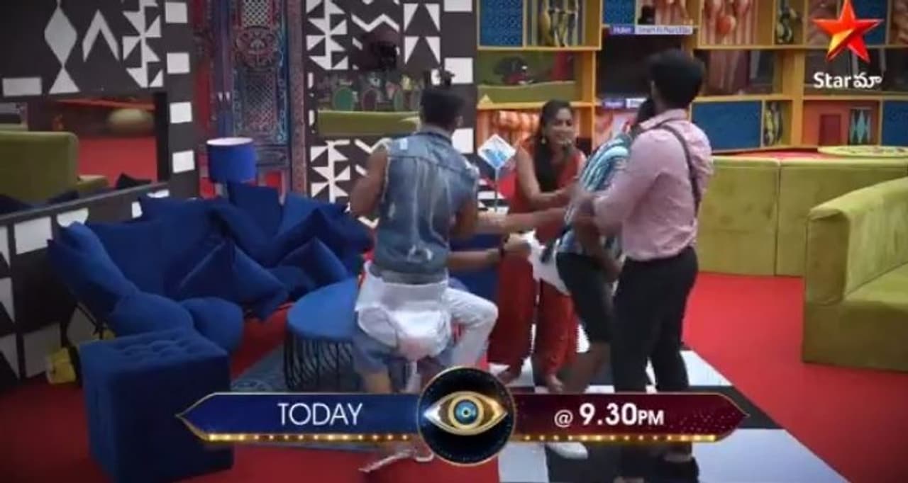 <p style="text align: justify;">గార్డెన్ ఏరియాలో&nbsp;అఖిల్ తో పాటు కూర్చొని ఉన్న మోనాల్ ని అవినాష్ నువ్వు మారిపోయావు&nbsp;అన్నాడు.&nbsp;దానితో మోనాల్ పరుగెత్తుకుంటూ వెళ్లి అవినాష్&nbsp;నుదిటిపై&nbsp;ముద్దు పెట్టింది. దూరం నుండి ఇదంతా అఖిల్ గమనిస్తున్నాడు. దానికి అవినాష్ చాలా ఎక్సయిట్ అయ్యాడు. నా పొలంలో&nbsp;మొలకలు వచ్చాయ్&nbsp;అని పెద్దగా అరిచాడు. మోనాల్ దృష్టిలో&nbsp;'ఏ' అంటే అవినాష్ అని అన్నాడు. దానికి అఖిల్... అంతేనా అని నిట్టూర్చాడు. మోనాల్&nbsp;తనను కిస్ చేసిందని&nbsp;అఖిల్ గొప్పగా చెప్పుకున్నాడు.&nbsp;<br />&nbsp;</p>