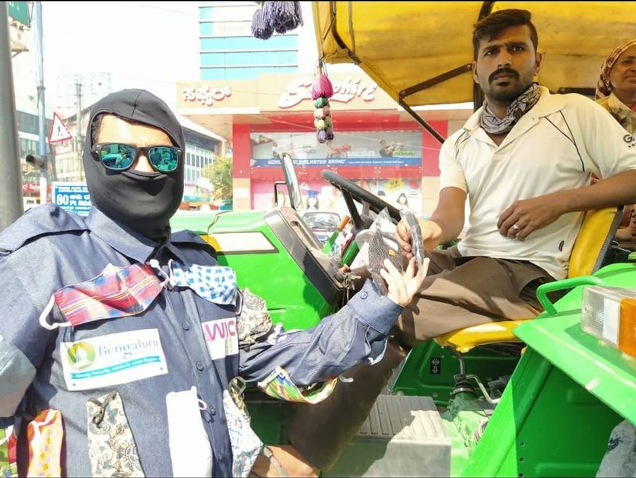 <p>ಮಂಗಳವಾರ ಬೆಳಗ್ಗೆಯಿಂದ ಸಂಜೆಯವರೆಗೂ ಕೋರಮಂಗಲದ ಸೋನಿ ಜಂಕ್ಷನ್‌ ಸುತ್ತಲಿನ ಪ್ರದೇಶದಲ್ಲಿ ಮಕ್ಕಳು, ಮಹಿಳೆಯರು, ಹಿರಿಯ ನಾಗರಿಕರು, ಪೊಲೀಸರು, ಆಟೋ ಚಾಲಕರು, ಬೈಕ್‌ ಸವಾರರು, ಪಾದಚಾರಿಗಳು ಸೇರಿದಂತೆ ಸುಮಾರು 200ಕ್ಕೂ ಹೆಚ್ಚು ಜನರಿಗೆ ಮಾಸ್ಕ್‌ ವಿತರಣೆ</p>