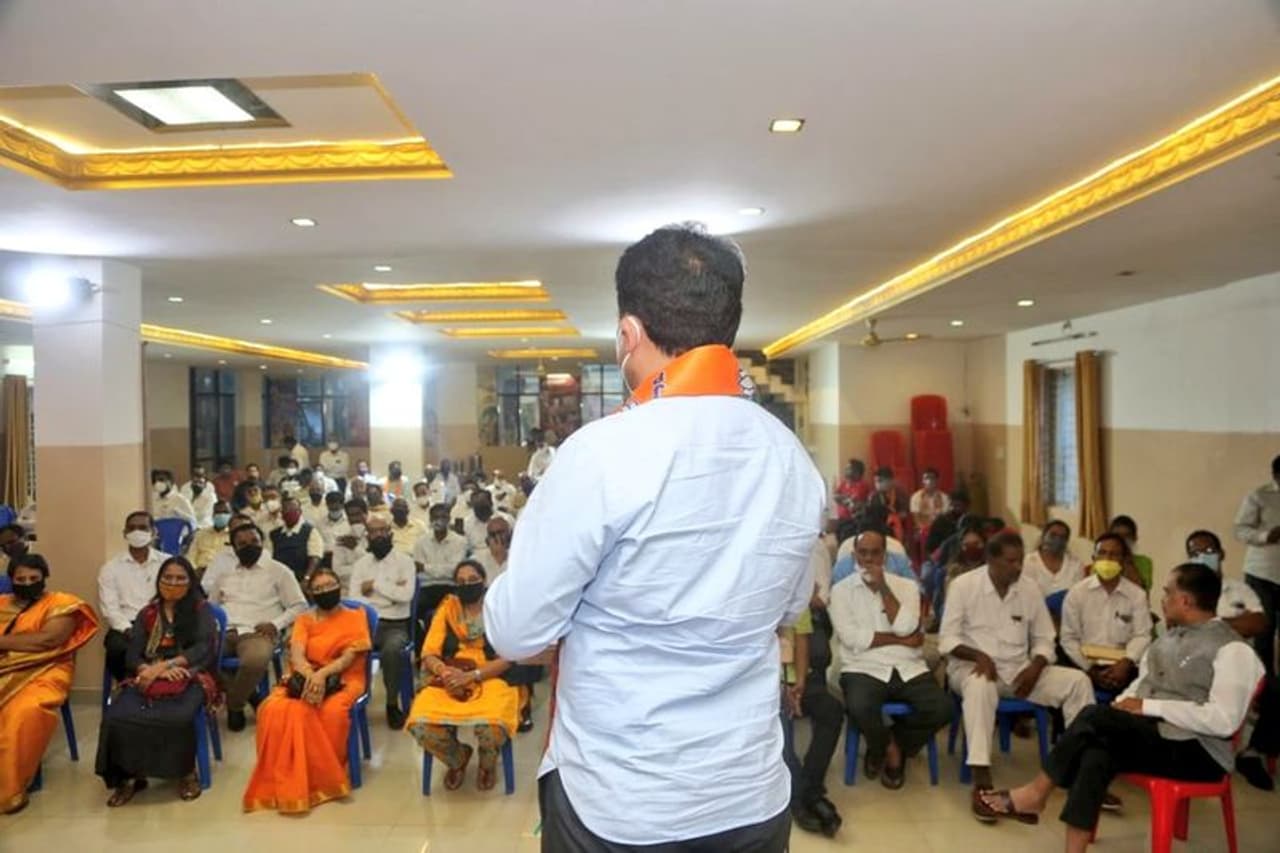 <p>ಮಂಗಳವಾರ ರಾಜರಾಜೇಶ್ವರಿ ನಗರದ ಉಪಚುನಾವಣೆ ಹಿನ್ನೆಲೆಯಲ್ಲಿ ವಕೀಲರೊಂದಿಗೆ ಸಂವಾದ ನಡೆಸಿದ ಅವರು, ಬೆಂಗಳೂರು ಮತ್ತು ರಾಜ್ಯದ ಸಮಗ್ರ ಅಭಿವೃದ್ಧಿಗೆ ಕಳೆದ ಒಂದು ವರ್ಷದಲ್ಲಿ ಬಹಳಷ್ಟು ವೇಗ ಸಿಕ್ಕಿದೆ ಎಂಬುದನ್ನು ಯಾರೂ ಅಲ್ಲಗಳೆಯುವಂತಿಲ್ಲ. ಸರ್ಕಾರ ಎಲ್ಲ ಕ್ಷೇತ್ರಗಳಲ್ಲೂ ಉತ್ತಮವಾಗಿ ಕೆಲಸ ಮಾಡಿದೆ. ಸರ್ಕಾರಕ್ಕೆ ಮತ್ತಷ್ಟು ಬಲ ತುಂಬಲು ಮುನಿರತ್ನ ಅವರನ್ನು ಗೆಲ್ಲಿಸಿ ಎಂದು ಮನವಿ ಮಾಡಿದರು.</p> <p>ಮಂಗಳವಾರ ರಾಜರಾಜೇಶ್ವರಿ ನಗರದ ಉಪಚುನಾವಣೆ ಹಿನ್ನೆಲೆಯಲ್ಲಿ ವಕೀಲರೊಂದಿಗೆ ಸಂವಾದ ನಡೆಸಿದ ಅವರು, ಬೆಂಗಳೂರು ಮತ್ತು ರಾಜ್ಯದ ಸಮಗ್ರ ಅಭಿವೃದ್ಧಿಗೆ ಕಳೆದ ಒಂದು ವರ್ಷದಲ್ಲಿ ಬಹಳಷ್ಟು ವೇಗ ಸಿಕ್ಕಿದೆ ಎಂಬುದನ್ನು ಯಾರೂ ಅಲ್ಲಗಳೆಯುವಂತಿಲ್ಲ. ಸರ್ಕಾರ ಎಲ್ಲ ಕ್ಷೇತ್ರಗಳಲ್ಲೂ ಉತ್ತಮವಾಗಿ ಕೆಲಸ ಮಾಡಿದೆ. ಸರ್ಕಾರಕ್ಕೆ ಮತ್ತಷ್ಟು ಬಲ ತುಂಬಲು ಮುನಿರತ್ನ ಅವರನ್ನು ಗೆಲ್ಲಿಸಿ ಎಂದು ಮನವಿ ಮಾಡಿದರು.</p>