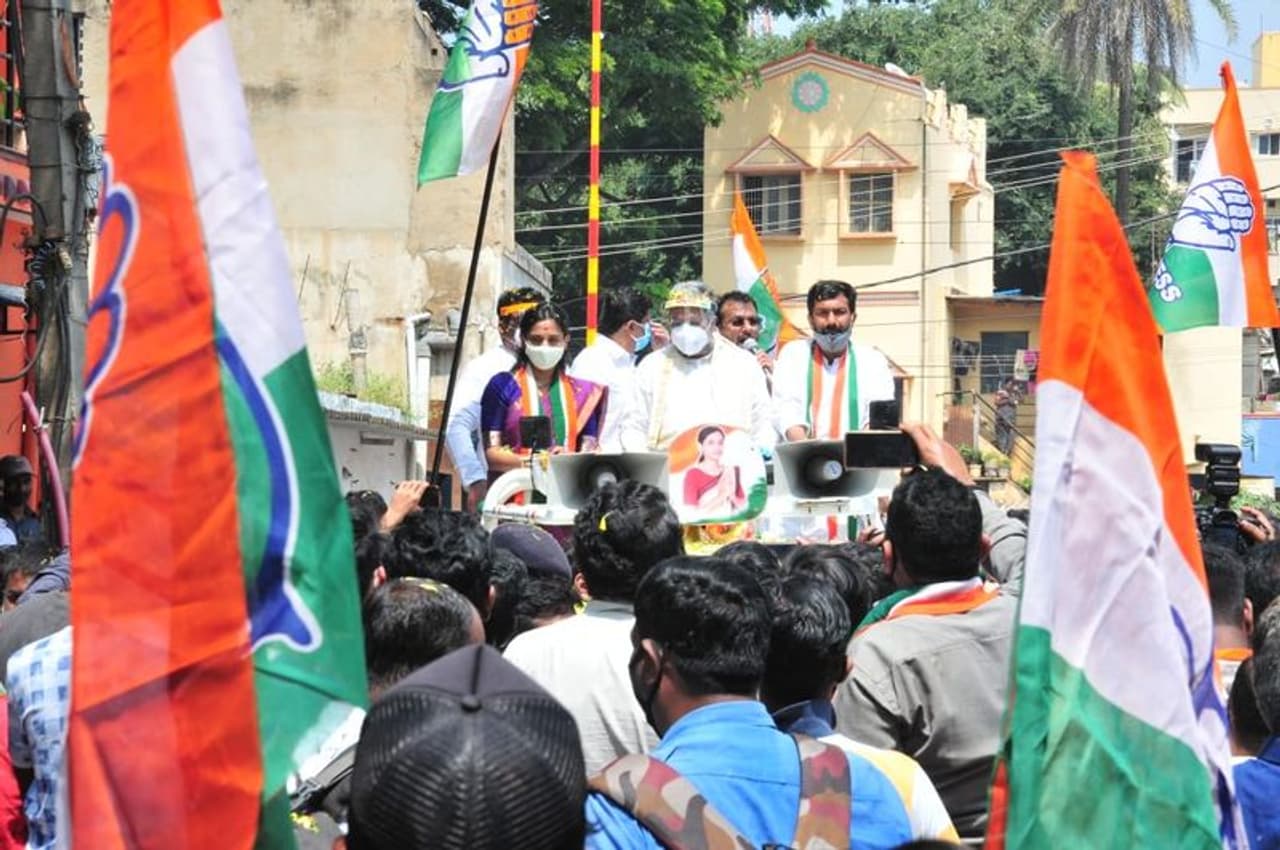 <p>ಜೆ.ಪಿ.ಪಾರ್ಕ್ ವಾರ್ಡ್ ಸೇರಿದಂತೆ ಕ್ಷೇತ್ರದ ವಿವಿಧೆಡೆ ಮಂಗಳವಾರ ತಮ್ಮ ಪಕ್ಷದ ಅಭ್ಯರ್ಥಿ ಕುಸುಮಾ ಹನುಮಂತರಾಯಪ್ಪ ಪರ ತೆರೆದ ವಾಹನದಲ್ಲಿ ಅಬ್ಬರದ ಪ್ರಚಾರ ನಡೆಸಿದ ಸಿದ್ದರಾಮಯ್ಯ</p> <p>ಜೆ.ಪಿ.ಪಾರ್ಕ್ ವಾರ್ಡ್ ಸೇರಿದಂತೆ ಕ್ಷೇತ್ರದ ವಿವಿಧೆಡೆ ಮಂಗಳವಾರ ತಮ್ಮ ಪಕ್ಷದ ಅಭ್ಯರ್ಥಿ ಕುಸುಮಾ ಹನುಮಂತರಾಯಪ್ಪ ಪರ ತೆರೆದ ವಾಹನದಲ್ಲಿ ಅಬ್ಬರದ ಪ್ರಚಾರ ನಡೆಸಿದ ಸಿದ್ದರಾಮಯ್ಯ</p>