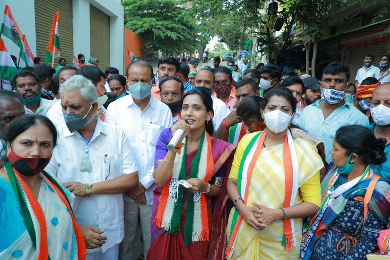 <p>ಪ್ರತಿಪಕ್ಷ ನಾಯಕ ಸಿದ್ದರಾಮಯ್ಯ ಸೇರಿದಂತೆ ಪಕ್ಷದ ಹಲವು ನಾಯರೊಂದಿಗೆ ಕ್ಷೇತ್ರದ ಹಲವೆಡೆ ತೆರೆದ ವಾಹನದಲ್ಲಿ ಭರ್ಜರಿ ಪ್ರಚಾರ ನಡೆಸಿದ ಕುಸುಮಾ ಕ್ಷೇತ್ರದ ಮತದಾರರಿಂದ ಮತಯಾಚನೆ ನಡೆಸಿದರು.</p> <p>ಪ್ರತಿಪಕ್ಷ ನಾಯಕ ಸಿದ್ದರಾಮಯ್ಯ ಸೇರಿದಂತೆ ಪಕ್ಷದ ಹಲವು ನಾಯರೊಂದಿಗೆ ಕ್ಷೇತ್ರದ ಹಲವೆಡೆ ತೆರೆದ ವಾಹನದಲ್ಲಿ ಭರ್ಜರಿ ಪ್ರಚಾರ ನಡೆಸಿದ ಕುಸುಮಾ ಕ್ಷೇತ್ರದ ಮತದಾರರಿಂದ ಮತಯಾಚನೆ ನಡೆಸಿದರು.</p>