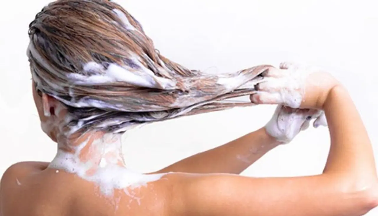 <p>&nbsp;</p><p>നിങ്ങള്‍ നിത്യേന ഉപയോഗിക്കുന്ന എണ്ണ, ഷാമ്പൂ എന്നിവ തൊട്ടുള്ള ഹെയര്‍ കെയര്‍ പ്രോഡക്ടുകള്‍ നല്ലതാണോ, അവ നിങ്ങള്‍ക്ക് അനുയോജ്യമാണോ എന്ന് പരിശോധിക്കുക. ഇതില്‍ പാളിച്ച സംഭവിച്ചാല്‍ മുടിയുടെ ആരോഗ്യം പ്രശ്‌നത്തിലാകുമെന്ന് മനസിലാക്കുക.&nbsp;</p><p>&nbsp;</p>