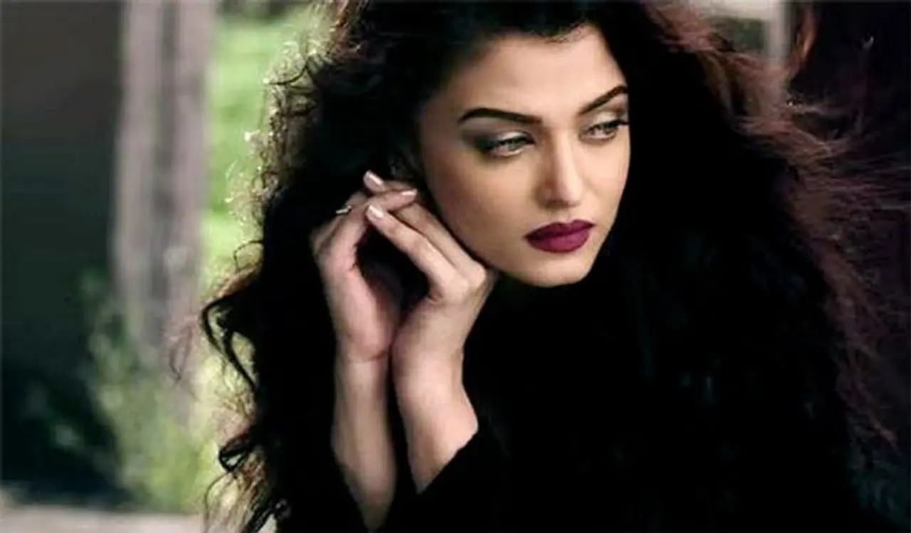 <p>ಐಶ್ವರ್ಯಾ ರೈ ಬಚ್ಚನ್ ಎಂಬ ಹೆಸರಿಗೆ ಪರಿಚಯ ಮಾಡಿಸೋ ಅಗತ್ಯವೇ ಇಲ್ಲ. ಮಾಜಿ ಭುವನ ಸುಂದರಿಗೆ ಇಂದು ಹುಟ್ಟಿದ ಹಬ್ಬ. ರೆಡ್ ಕಾರ್ಪೆಟ್‌ನಲ್ಲಿ ಮಿಂಚಿದ ನಟಿಯ ಫೋಟೋಸ್ ನೋಡಿ</p>