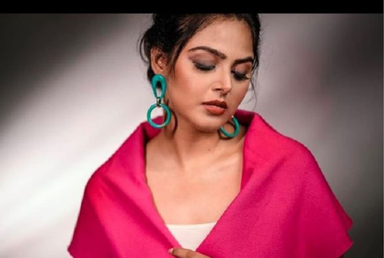 <p>బిగ్ బాస్ హౌజ్ లో అందంతో, అందాల ఆరబోతతో, ట్రయాంగులర్ లవ్ స్టోరీతో నిత్యం సెంటర్ ఆఫ్ అట్రాక్షన్ గా ఉంటున్న మోనాల్ గజ్జర్.... బయటకూడా తన అందచందాలతో అభిమానులను సంపాదించుకుంటూనే ఉంది. తన ఇంస్టాగ్రామ్ అకౌంట్ లో క్రమం తప్పకుండా హాట్ హాట్ ఫోటోలను అప్లోడ్ చేస్తూ... కుర్రకారుకు నిద్ర లేకుండా చేస్తుంది. మోనాల్ గజ్జర్ హాట్ ఫోటోలను మీరూ ఒకసారి చూసేయండి. </p> <p>బిగ్ బాస్ హౌజ్ లో అందంతో, అందాల ఆరబోతతో, ట్రయాంగులర్ లవ్ స్టోరీతో నిత్యం సెంటర్ ఆఫ్ అట్రాక్షన్ గా ఉంటున్న మోనాల్ గజ్జర్.... బయటకూడా తన అందచందాలతో అభిమానులను సంపాదించుకుంటూనే ఉంది. తన ఇంస్టాగ్రామ్ అకౌంట్ లో క్రమం తప్పకుండా హాట్ హాట్ ఫోటోలను అప్లోడ్ చేస్తూ... కుర్రకారుకు నిద్ర లేకుండా చేస్తుంది. మోనాల్ గజ్జర్ హాట్ ఫోటోలను మీరూ ఒకసారి చూసేయండి. </p>