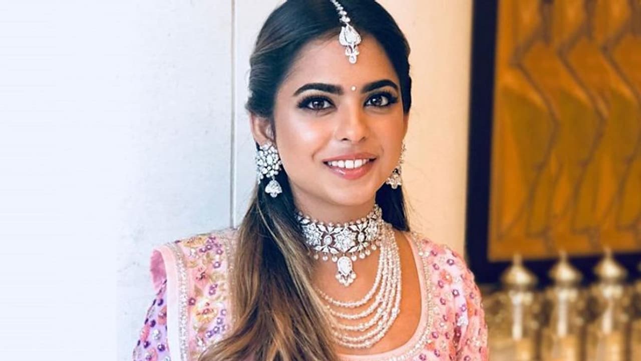 <p> ఇషా అంబానీ, ఆమె సోదరుడు ఆకాష్ అంబానీతో కలిసి రిలయన్స్ రిటైల్, టెలికాం వ్యాపారాన్ని పర్యవేక్షిస్తారు. గూగుల్, ఫేస్బుక్, నెట్మెడ్స్, ఫ్యూచర్ రిటైల్ వంటి సంస్థలకు జియో ప్లాట్ఫామ్లో వాటాను విక్రయించడంలో ఇషా అంబానీ ఒక ముఖ్యమైన సహకారిగా ఉన్నారు. 2018లో ఆమె ఆనంద్ పిరమల్ను వివాహం జరిగింది.</p> <p> ఇషా అంబానీ, ఆమె సోదరుడు ఆకాష్ అంబానీతో కలిసి రిలయన్స్ రిటైల్, టెలికాం వ్యాపారాన్ని పర్యవేక్షిస్తారు. గూగుల్, ఫేస్బుక్, నెట్మెడ్స్, ఫ్యూచర్ రిటైల్ వంటి సంస్థలకు జియో ప్లాట్ఫామ్లో వాటాను విక్రయించడంలో ఇషా అంబానీ ఒక ముఖ్యమైన సహకారిగా ఉన్నారు. 2018లో ఆమె ఆనంద్ పిరమల్ను వివాహం జరిగింది.</p>