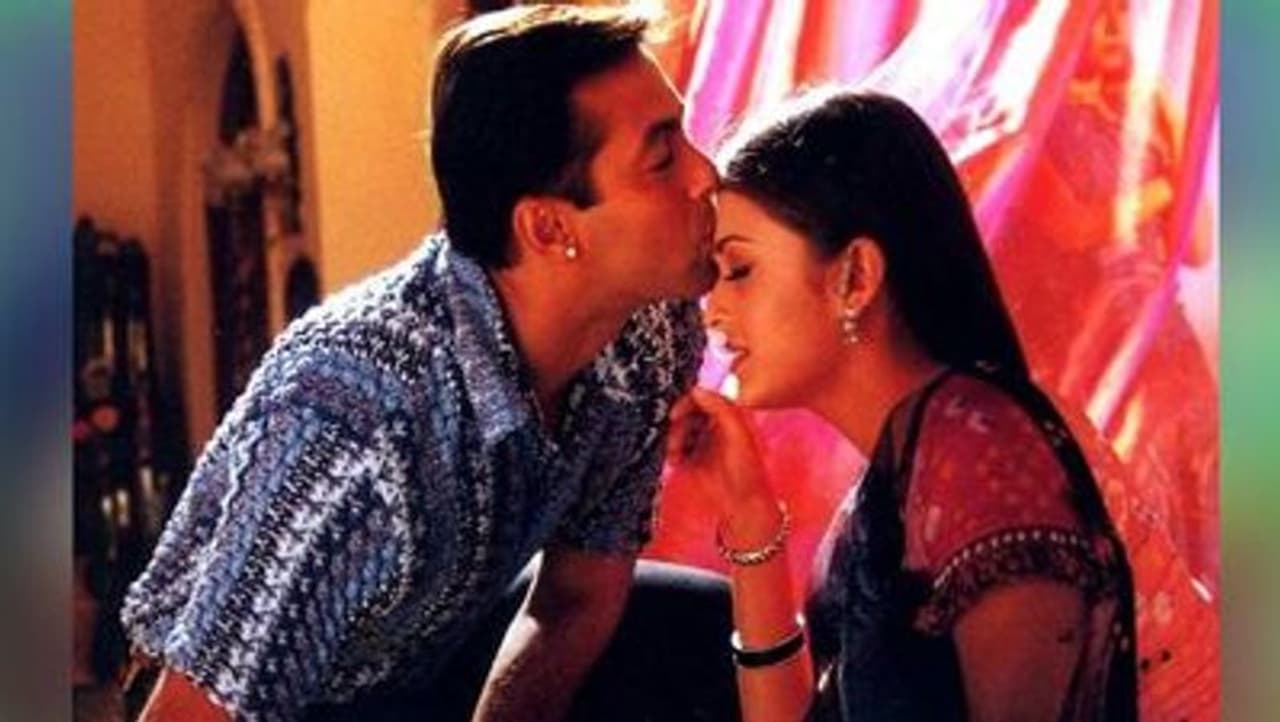 <p style="text align: justify;">ఐశ్వర్య జీవితంలో పెద్ద కాంట్రవర్సీ అంటే సల్మాన్ ఖాన్ తో డేటింగ్ వ్యవహారం. హమ్ దిల్ దే చుకే సనమ్ చిత్రం కోసం కలిసి నటించిన వీరిద్దరూ డేటింగ్ చేయడం జరిగింది. ఐతే సల్మాన్ తనను దుర్భాషలు ఆడడంతో పాటు, మానసిక వేదనకు గురిచేస్తున్నాడని ఐశ్వర్య 2001లో అతనితో విడిపోయింది. <br /> </p> <p style="text align: justify;">ఐశ్వర్య జీవితంలో పెద్ద కాంట్రవర్సీ అంటే సల్మాన్ ఖాన్ తో డేటింగ్ వ్యవహారం. హమ్ దిల్ దే చుకే సనమ్ చిత్రం కోసం కలిసి నటించిన వీరిద్దరూ డేటింగ్ చేయడం జరిగింది. ఐతే సల్మాన్ తనను దుర్భాషలు ఆడడంతో పాటు, మానసిక వేదనకు గురిచేస్తున్నాడని ఐశ్వర్య 2001లో అతనితో విడిపోయింది. <br /> </p>