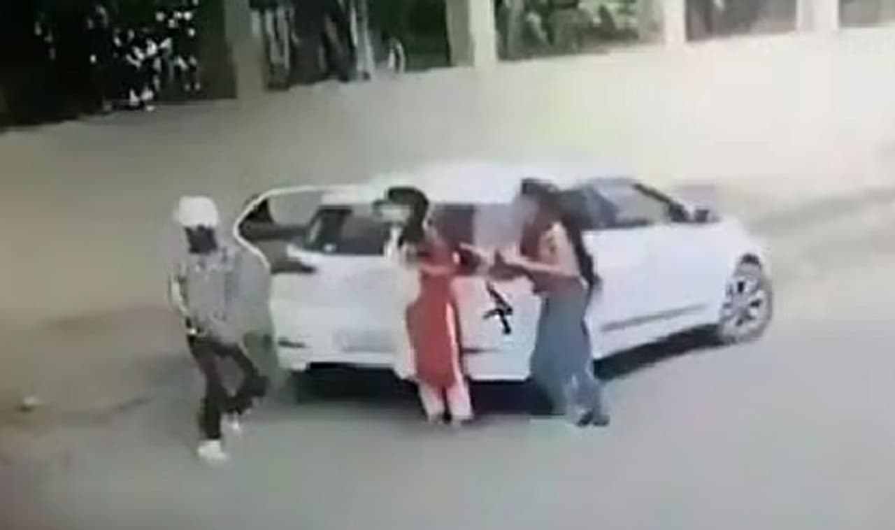 <p>21 ವರ್ಷದ ಯುವತಿಯನ್ನು ಕಾಲೇಜು ಮುಂಭಾಗದಲ್ಲಿಯೇ ಗುಂಡಿಕ್ಕಿ ಕೊಲೆ ಮಾಡಲಾಗಿದೆ. ಹರಿಯಾಣದ ಫರಿದಾಬಾದ್‌ನಲ್ಲಿ ಘಟನೆ ನಡೆದಿದ್ದು, ಯುವತಿಯನ್ನು ಬಲವಂತವಾಗಿ ಕಾರಿಗೆ ಹತ್ತಿಸಿಕೊಳ್ಳುವಾಗ ವಿರೋಧಿಸಿದವಳ ಮೇಲೆ ಶೂಟ್ ಮಾಡಲಾಗಿದೆ.</p>