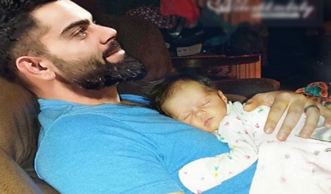 <p>విరాట్ కోహ్లీ ఓ బిడ్డను తనపై పడుకోబెట్టుకున్న ఫోటో సోషల్ మీడియాలో తెగ వైరల్ అవుతోంది. దీనితో పాటు విరుష్క జోడికి చెందిన అనేక ఫోటోలు సోషల్ మీడియాలో హల్చల్ చేస్తున్నాయి. </p> <p>విరాట్ కోహ్లీ ఓ బిడ్డను తనపై పడుకోబెట్టుకున్న ఫోటో సోషల్ మీడియాలో తెగ వైరల్ అవుతోంది. దీనితో పాటు విరుష్క జోడికి చెందిన అనేక ఫోటోలు సోషల్ మీడియాలో హల్చల్ చేస్తున్నాయి. </p>