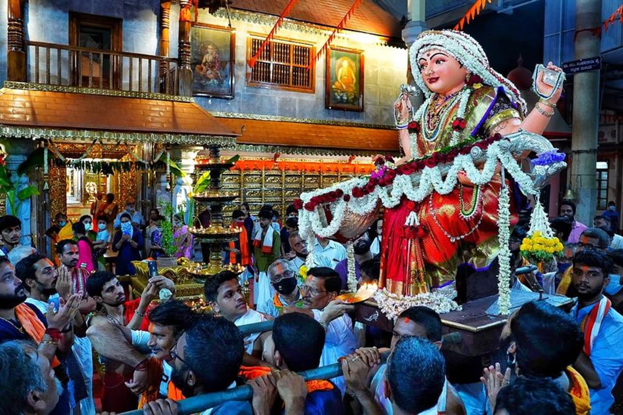 <p>ಉಡುಪಿಯ ಶ್ರೀಲಕ್ಷ್ಮೀ ವೆಂಕಟೇಶ ದೇವಸ್ಥಾನದಲ್ಲಿ ನವರಾತ್ರಿ ಪ್ರಯುಕ್ತ ಪೂಜಿತ ಶ್ರೀ ಶಾರದಾ ಮಾತೆಯ ಶೋಭಾಯಾತ್ರೆ </p> <p>ಉಡುಪಿಯ ಶ್ರೀಲಕ್ಷ್ಮೀ ವೆಂಕಟೇಶ ದೇವಸ್ಥಾನದಲ್ಲಿ ನವರಾತ್ರಿ ಪ್ರಯುಕ್ತ ಪೂಜಿತ ಶ್ರೀ ಶಾರದಾ ಮಾತೆಯ ಶೋಭಾಯಾತ್ರೆ </p>