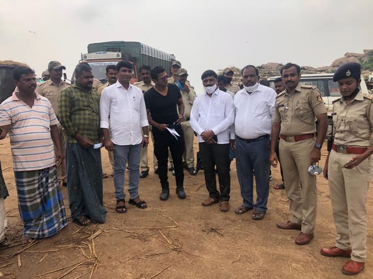 <p>ಸರಕಾರಿ ಶಾಲೆಗೆ ಪವರ್ ಸ್ಟಾರ್ ಪುನೀತ್ ರಾಜಕುಮಾರ ಹಾಗೂ ಜೇಮ್ಸ್ ಚಿತ್ರತಂಡ &nbsp;1 ಲಕ್ಷ ದೇಣಿಗೆ ನೀಡಿದ್ದಾರೆ.</p>