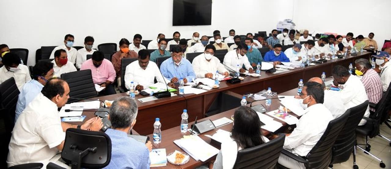 <p>అమరావతి: విద్యుత్ సంస్థలను ప్రైవేటు పరం చేసే ఉద్దేశం రాష్ట్ర ప్రభుత్వానికి లేదని రాష్ట్ర విద్యుత్ శాఖ మంత్రి బాలినేని శ్రీనివాసరెడ్డి స్పష్టం చేశారు. ప్రజా ప్రయోజనాలను దృష్టిలో పెట్టుకుని విద్యుత్ సంస్థలను ప్రభుత్వ రంగంలోనే కొనసాగిస్తామని... ఎటువంటి దుష్ప్రచారాలు నమ్మొద్దని ఆయన కోరారు. సచివాలయంలోని పబ్లిసిటీ సెల్ లో బుధవారం నిర్వహించిన విలేకరుల సమావేశంలో ఆయన మాట్లాడారు. <br /> </p> <p>అమరావతి: విద్యుత్ సంస్థలను ప్రైవేటు పరం చేసే ఉద్దేశం రాష్ట్ర ప్రభుత్వానికి లేదని రాష్ట్ర విద్యుత్ శాఖ మంత్రి బాలినేని శ్రీనివాసరెడ్డి స్పష్టం చేశారు. ప్రజా ప్రయోజనాలను దృష్టిలో పెట్టుకుని విద్యుత్ సంస్థలను ప్రభుత్వ రంగంలోనే కొనసాగిస్తామని... ఎటువంటి దుష్ప్రచారాలు నమ్మొద్దని ఆయన కోరారు. సచివాలయంలోని పబ్లిసిటీ సెల్ లో బుధవారం నిర్వహించిన విలేకరుల సమావేశంలో ఆయన మాట్లాడారు. <br /> </p>