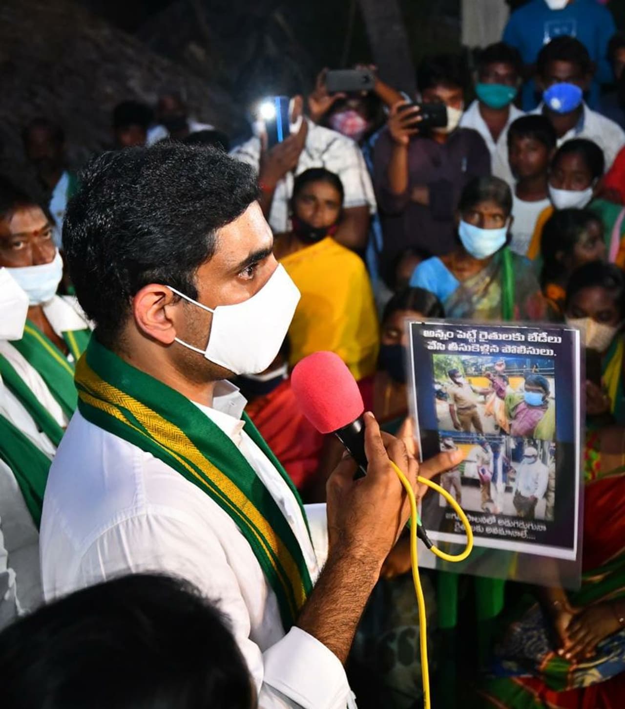 <p>మంగళగిరి: రైతులకు సంకెళ్లేస్తే జగన్రెడ్డిని ఇనుప గొలుసులతో తీసుకెళ్లాలని టిడిపి జాతీయ ప్రధాన కార్యదర్శి నారా లోకేష్ మండిపడ్డారు. కేడీల రాజ్యంలో రైతులకు బేడీలు వేశారని... ఏం నేరం చేశారని రైతులకు సంకెళ్లు వేశారు?అని ప్రశ్నించారు. రాజధాని కోసం భూములివ్వడమే అమరావతి ప్రాంత అన్నదాతలు చేసిన పాపమా? అంటూ లోకేష్ ఆవేదన వ్యక్తం చేశాడు. </p> <p>మంగళగిరి: రైతులకు సంకెళ్లేస్తే జగన్రెడ్డిని ఇనుప గొలుసులతో తీసుకెళ్లాలని టిడిపి జాతీయ ప్రధాన కార్యదర్శి నారా లోకేష్ మండిపడ్డారు. కేడీల రాజ్యంలో రైతులకు బేడీలు వేశారని... ఏం నేరం చేశారని రైతులకు సంకెళ్లు వేశారు?అని ప్రశ్నించారు. రాజధాని కోసం భూములివ్వడమే అమరావతి ప్రాంత అన్నదాతలు చేసిన పాపమా? అంటూ లోకేష్ ఆవేదన వ్యక్తం చేశాడు. </p>