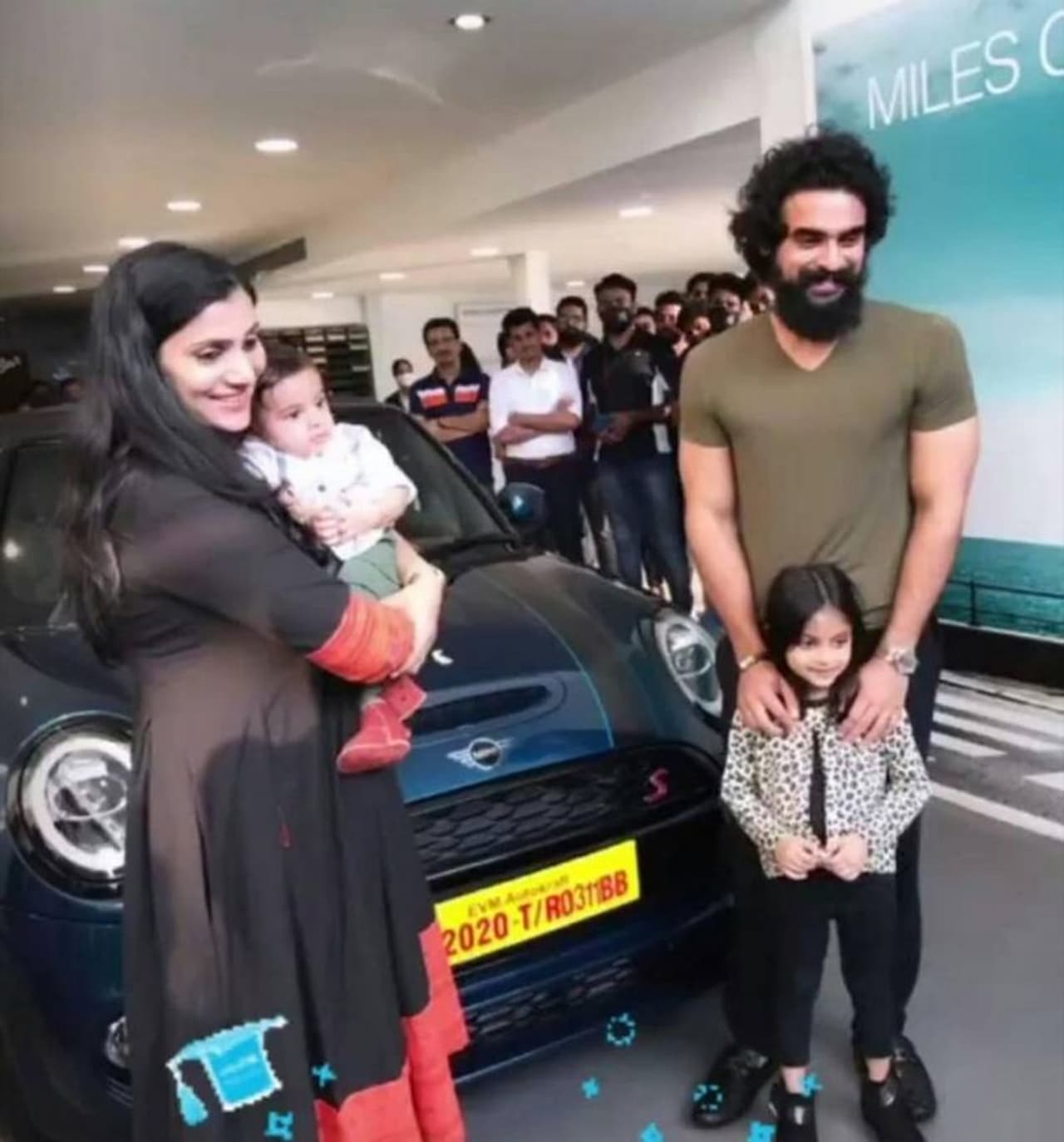 <p> ലിഡിയയും മക്കളായ ഇസയ്ക്കും തഹാനുമൊപ്പമാണ് ടൊവീനോ കൊച്ചിയിലെ മിനി ഷോറൂമിലെത്തിയത്. </p> <p> ലിഡിയയും മക്കളായ ഇസയ്ക്കും തഹാനുമൊപ്പമാണ് ടൊവീനോ കൊച്ചിയിലെ മിനി ഷോറൂമിലെത്തിയത്. </p>