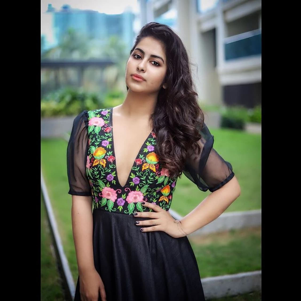 <p>కెరీర్ ప్రారంభంలో కాస్త యావరేజ్ వెయిట్ మెయింటేన్ చేసిన అవికా రానురాను మరింతగా బరువెక్కింది. హీరోయిన్గా మారిన తర్వాత కూడా వెయిట్ పెంచుతూ పోయింది. దీంతో అధిక బరువు వల్ల సినిమా అవకాశాలు కూడా తగ్గిపోయే పరిస్థితి నెలకొంది. ఈ నేపథ్యంలో తాను రియలైజ్ అయ్యింది. ఆ విశేషాలను తన ఇన్స్టాగ్రామ్ ద్వారా సుధీర్ఘ పోస్ట్ లతో పేర్కొంది అవికా. </p> <p>కెరీర్ ప్రారంభంలో కాస్త యావరేజ్ వెయిట్ మెయింటేన్ చేసిన అవికా రానురాను మరింతగా బరువెక్కింది. హీరోయిన్గా మారిన తర్వాత కూడా వెయిట్ పెంచుతూ పోయింది. దీంతో అధిక బరువు వల్ల సినిమా అవకాశాలు కూడా తగ్గిపోయే పరిస్థితి నెలకొంది. ఈ నేపథ్యంలో తాను రియలైజ్ అయ్యింది. ఆ విశేషాలను తన ఇన్స్టాగ్రామ్ ద్వారా సుధీర్ఘ పోస్ట్ లతో పేర్కొంది అవికా. </p>