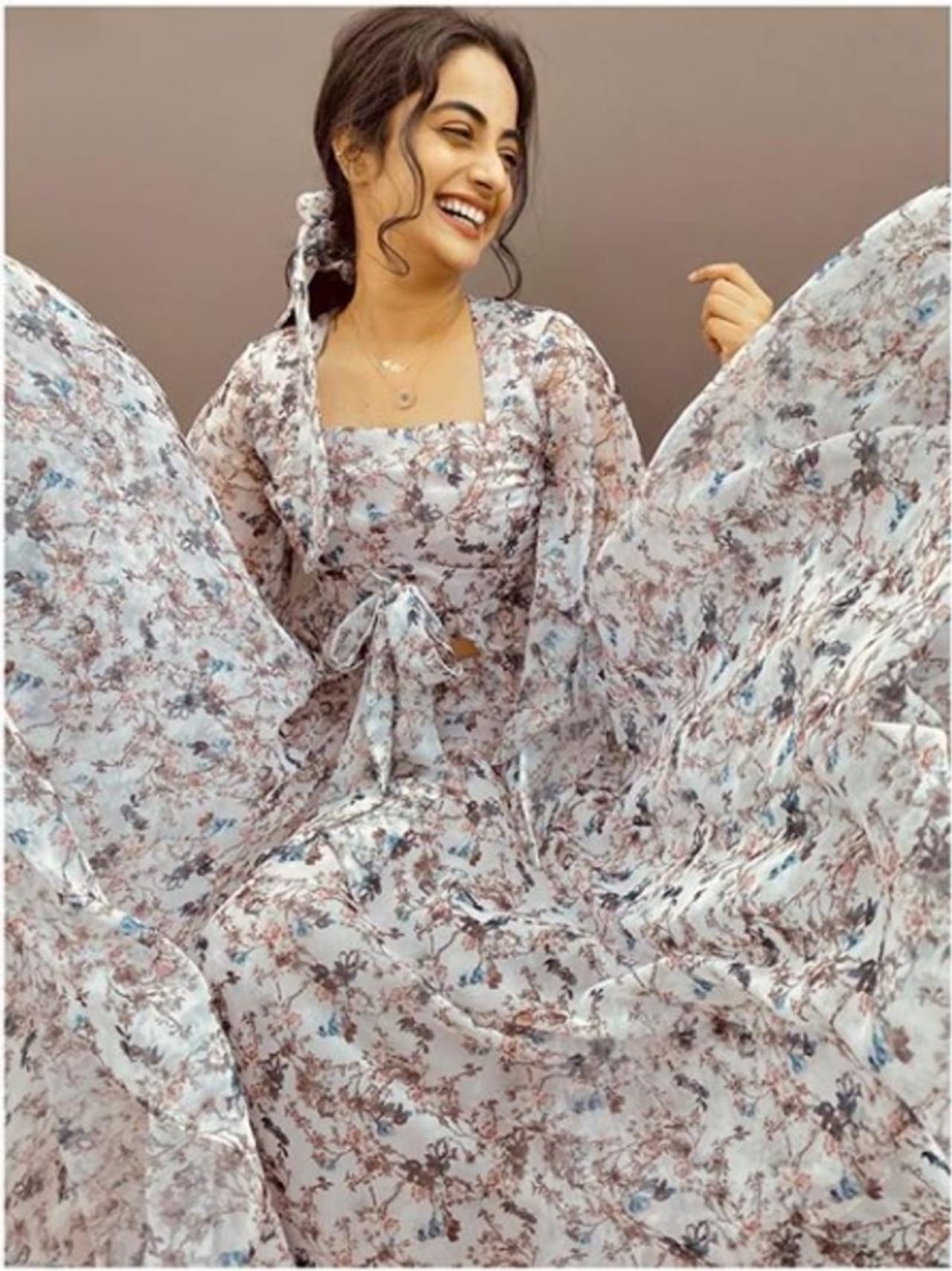 <p>ഫ്ളോറൽ ഡ്രസ്സിൽ അതിസുന്ദരിയായ നമിതയെയാണ് ചിത്രങ്ങളിൽ കാണാനാവുക. നമിതയുടെ സഹോദരി അഖിത പ്രമോദ് ആണ് ഈ ചിത്രങ്ങൾ പകർത്തിയിരിക്കുന്നത്.(courtesy instagram photos)</p> <p>ഫ്ളോറൽ ഡ്രസ്സിൽ അതിസുന്ദരിയായ നമിതയെയാണ് ചിത്രങ്ങളിൽ കാണാനാവുക. നമിതയുടെ സഹോദരി അഖിത പ്രമോദ് ആണ് ഈ ചിത്രങ്ങൾ പകർത്തിയിരിക്കുന്നത്.(courtesy instagram photos)</p>