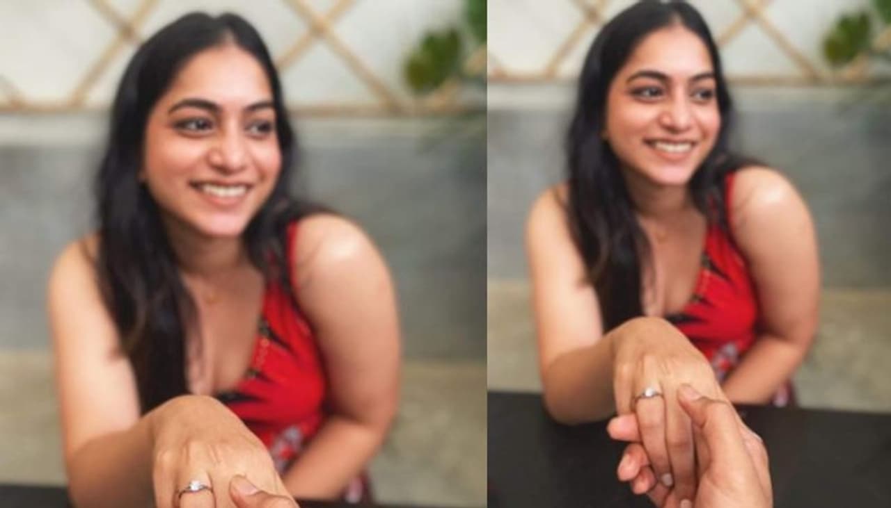 <p>తెలుగు హీరోయిన్, బిగ్బాస్3 ఫేమ్ పునర్నవి భూపాలం ఎంగేజ్మెంట్ జరిగింది. చేతికి రింగ్ తొడుకున్న ఫోటోని అభిమానులతో పంచుకుంది. త్వరలో మ్యారేజ్ చేసుకోబోతున్నట్టు చెప్పకనే చెప్పేసింది. </p> <p>తెలుగు హీరోయిన్, బిగ్బాస్3 ఫేమ్ పునర్నవి భూపాలం ఎంగేజ్మెంట్ జరిగింది. చేతికి రింగ్ తొడుకున్న ఫోటోని అభిమానులతో పంచుకుంది. త్వరలో మ్యారేజ్ చేసుకోబోతున్నట్టు చెప్పకనే చెప్పేసింది. </p>