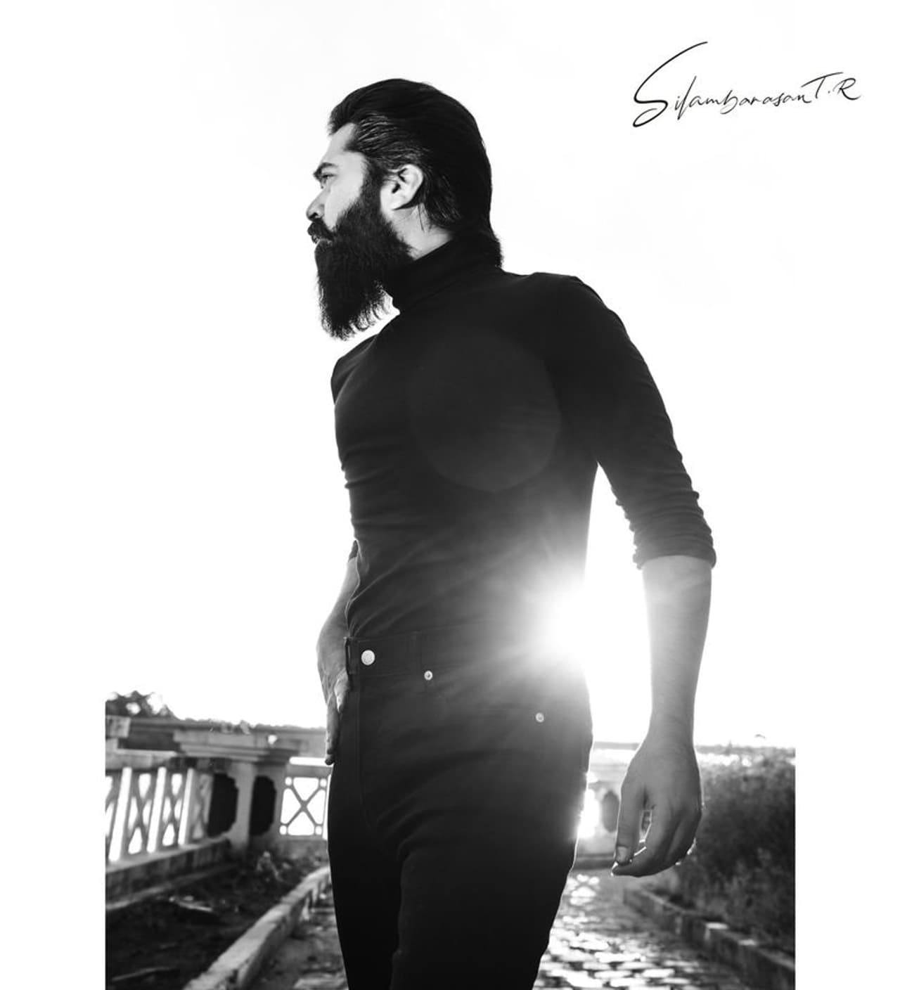 <p><br />படத்தில் நடித்தாலும் சரி நடிக்காவிட்டாலும் சரி தனக்கென தனியொரு ரசிகர்கள் பட்டாளத்தை வைத்திருப்பவர் சிம்பு. சிம்பு வெங்கட் பிரபு கூட்டணியில் மாநாடு படத்தின் ஷூட்டிங் அடுத்த மாதம் தொடங்க உள்ள நிலையில், தற்போது இயக்குநர் சுசீந்திரன் படத்தில் நடித்து வருகிறார். </p> <p><br />படத்தில் நடித்தாலும் சரி நடிக்காவிட்டாலும் சரி தனக்கென தனியொரு ரசிகர்கள் பட்டாளத்தை வைத்திருப்பவர் சிம்பு. சிம்பு வெங்கட் பிரபு கூட்டணியில் மாநாடு படத்தின் ஷூட்டிங் அடுத்த மாதம் தொடங்க உள்ள நிலையில், தற்போது இயக்குநர் சுசீந்திரன் படத்தில் நடித்து வருகிறார். </p>