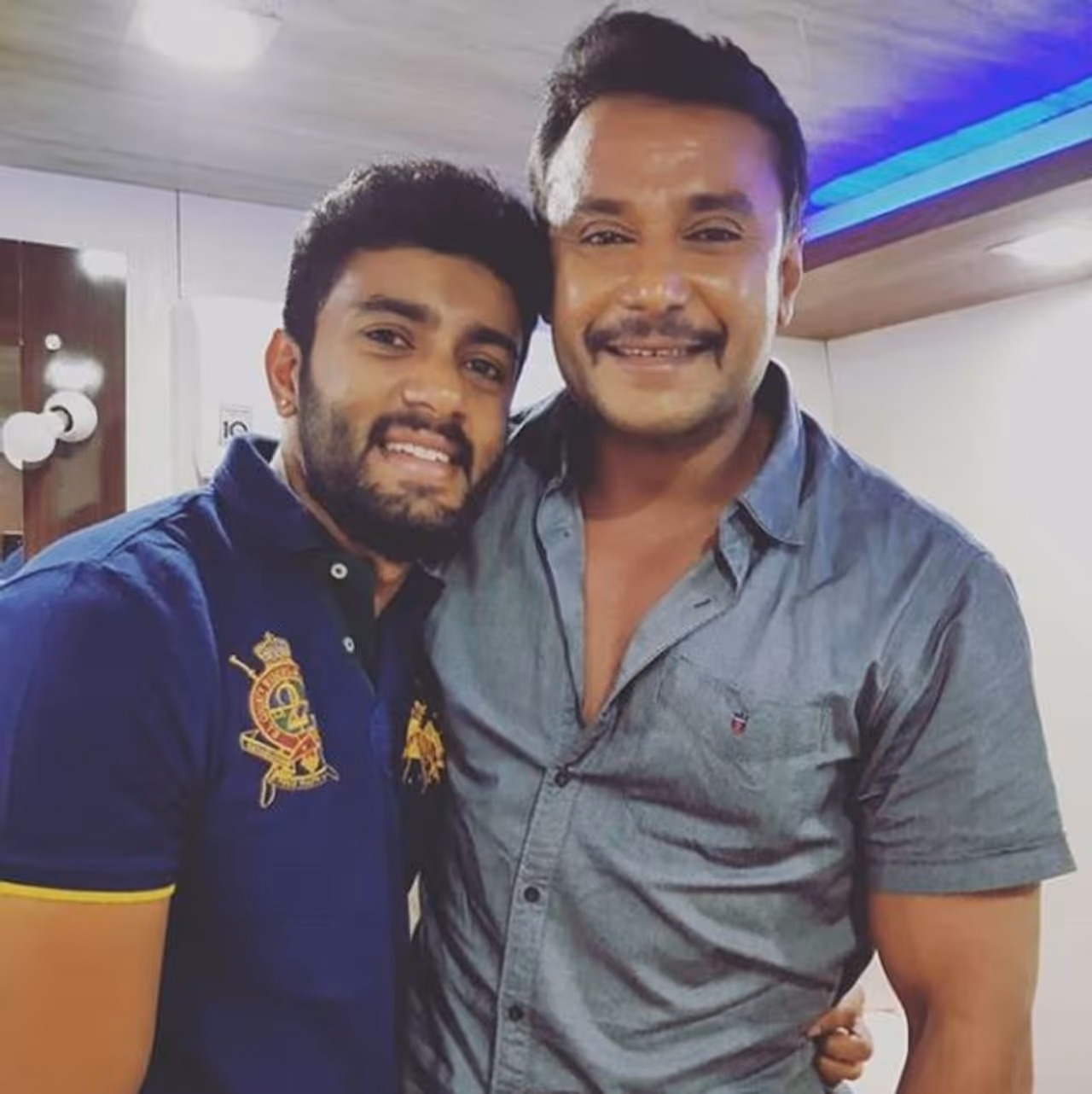 <p>ಪಾರ್ವತಮ್ಮ ರಾಜ್‌ಕುಮಾರ್‌ ಕಿರಿಯ ಸಹೋದರ ಶ್ರೀನಿವಾಸ್ ರಾಜು ಅವರ ಪುತ್ರ ಧ್ರುವನ್.</p>