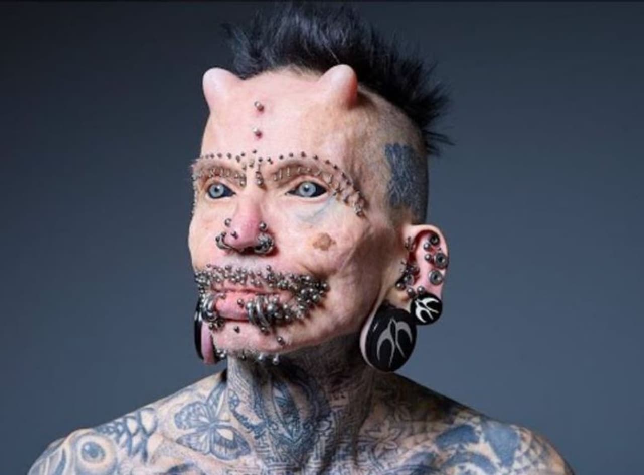 <p>ശരീരമുഴുവനും ടാറ്റൂ ചെയ്യുന്നവരുണ്ട്. ശരീരത്തിന്റെ 90 ശതമാനം ഭാഗവും ടാറ്റൂ ചെയ്തു കഴിഞ്ഞ ആളാണ് ജര്മന് സ്വദേശിയായ റോള്ഫ് ബൂക്കൂള്സ്.<br /> </p> <p>ശരീരമുഴുവനും ടാറ്റൂ ചെയ്യുന്നവരുണ്ട്. ശരീരത്തിന്റെ 90 ശതമാനം ഭാഗവും ടാറ്റൂ ചെയ്തു കഴിഞ്ഞ ആളാണ് ജര്മന് സ്വദേശിയായ റോള്ഫ് ബൂക്കൂള്സ്.<br /> </p>