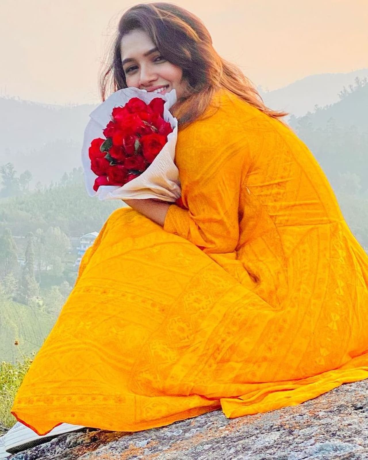 <h2> </h2><p>விமானப் பணிப்பெண்ணாக பணியாற்றி மெல்ல சின்னத்திரையில் கால்பதித்து, தற்போது வெள்ளித்திரையில் மிளிரும் வாய்ப்புக்கள் எல்லாம் அனைவருக்கும் எளிதில் கிடைத்துவிடாது.</p> <h2> </h2><p>விமானப் பணிப்பெண்ணாக பணியாற்றி மெல்ல சின்னத்திரையில் கால்பதித்து, தற்போது வெள்ளித்திரையில் மிளிரும் வாய்ப்புக்கள் எல்லாம் அனைவருக்கும் எளிதில் கிடைத்துவிடாது.</p>