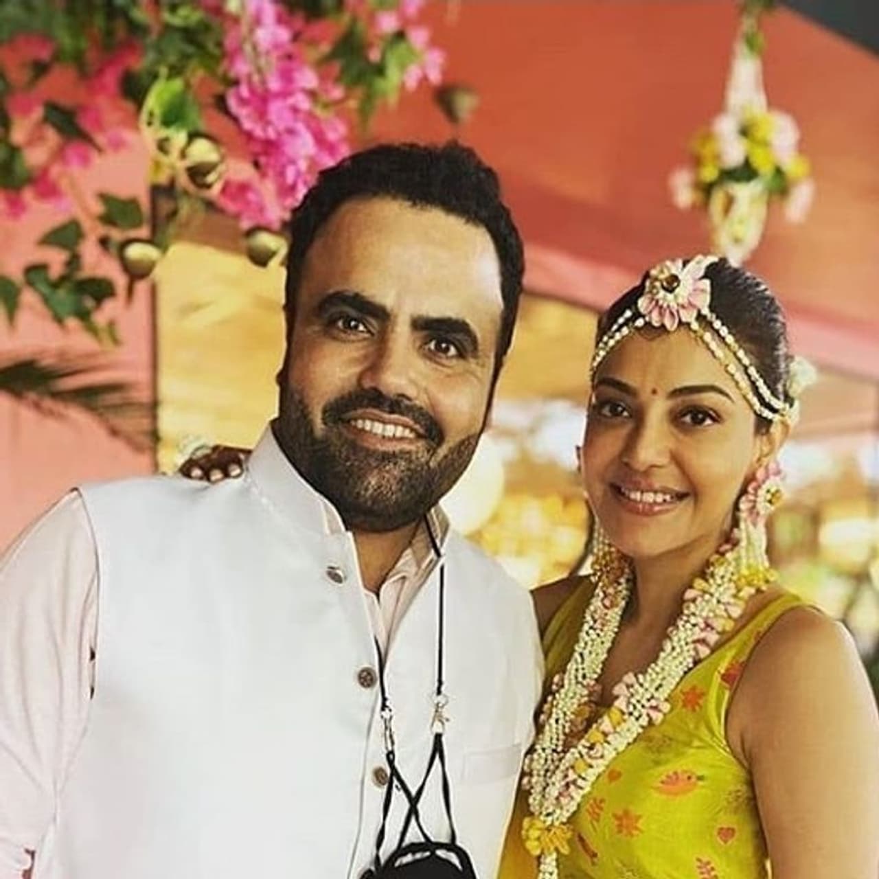 <p>హల్దీ వేడుకలో భాగంగా పసుపు రంగు దుస్తులు, పువ్వుల రూపంలో ఏర్పాటు చేసిన జ్యూవెల్లరీతో కాజల్‌ నిజంగా చందమామలా కనిపిస్తున్నారు.&nbsp;</p>