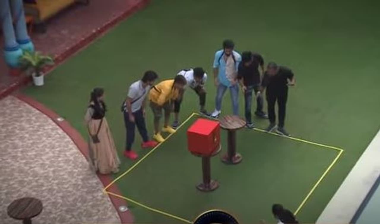 <p>బిగ్బాస్ ఈ వారం కెప్టెన్సీ టాస్క్ పెట్టాడు. ఇందులో చాలా ఈజీగా అరియానా గెలుపొందింది. అరియానాకి అమ్మా రాజశేఖర్ కీ ఇచ్చి సపోర్ట్ చేశారు. దీంతో విన్ అయిపోయింది. </p> <p>బిగ్బాస్ ఈ వారం కెప్టెన్సీ టాస్క్ పెట్టాడు. ఇందులో చాలా ఈజీగా అరియానా గెలుపొందింది. అరియానాకి అమ్మా రాజశేఖర్ కీ ఇచ్చి సపోర్ట్ చేశారు. దీంతో విన్ అయిపోయింది. </p>