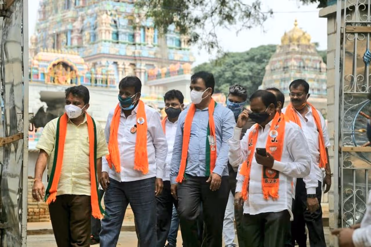 <p>ಉಪಮುಖ್ಯಮಂತ್ರಿ ಡಾ.ಸಿ.ಎನ್.ಅಶ್ವತ್ಥನಾರಾಯಣ, ಆಹಾರ ಮತ್ತು ನಾಗರಿಕ ಪೂರೈಕೆ ಸಚಿವ ಕೆ.ಗೋಪಾಲಯ್ಯ, ಆರೋಗ್ಯ ಸಚಿವ ಡಾ.ಕೆ.ಸುಧಾಕರ್ ಸೇರಿದಂತೆ ಹಲವರು ಒಂದೆಡೆ ಪ್ರಚಾರ ನಡೆಸುತ್ತಲೇ, ಮತ್ತೊಂದಡೆ ಪಕ್ಷದ ಹಿರಿಯ ಮುಖಂಡರ ನಿವಾಸಗಳಿಗೆ ಭೇಟಿ ನೀಡಿ ಚುನಾವಣಾ ಕಾರ್ಯತಂತ್ರದ ಬಗ್ಗೆ ಮಹತ್ವದ ಚರ್ಚೆ ನಡೆಸಿದರು. ಬೆಳಗ್ಗೆಯೇ ಮಾಜಿ ಮೇಯರ್ ಗೌತಮ್ ಕುಮಾರ್ ಜತೆ ಮತ್ತಿಕೆರೆಗೆ ಆಗಮಿಸಿದ ಅಶ್ವತ್ಥ ನಾರಾಯಣ, ಅಲ್ಲಿನ ಮುತ್ಯಾಲಮ್ಮ ದೇವಾಲಯದಲ್ಲಿ ಪೂಜೆ ಸಲ್ಲಿಸಿ ಪ್ರಚಾರ ಕೈಗೊಂಡರು. ತರುವಾಯ ಮುತ್ಯಾಲನಗರ, ಜೆ.ಪಿ.ಪಾರ್ಕ್, ಬಂಡೆಪ್ಪ ಗಾರ್ಡನ್, ಬೃಂದಾವನನಗರದಲ್ಲಿ ಮಾತಯಾಚಿಸಿದರು.</p> <p>ಉಪಮುಖ್ಯಮಂತ್ರಿ ಡಾ.ಸಿ.ಎನ್.ಅಶ್ವತ್ಥನಾರಾಯಣ, ಆಹಾರ ಮತ್ತು ನಾಗರಿಕ ಪೂರೈಕೆ ಸಚಿವ ಕೆ.ಗೋಪಾಲಯ್ಯ, ಆರೋಗ್ಯ ಸಚಿವ ಡಾ.ಕೆ.ಸುಧಾಕರ್ ಸೇರಿದಂತೆ ಹಲವರು ಒಂದೆಡೆ ಪ್ರಚಾರ ನಡೆಸುತ್ತಲೇ, ಮತ್ತೊಂದಡೆ ಪಕ್ಷದ ಹಿರಿಯ ಮುಖಂಡರ ನಿವಾಸಗಳಿಗೆ ಭೇಟಿ ನೀಡಿ ಚುನಾವಣಾ ಕಾರ್ಯತಂತ್ರದ ಬಗ್ಗೆ ಮಹತ್ವದ ಚರ್ಚೆ ನಡೆಸಿದರು. ಬೆಳಗ್ಗೆಯೇ ಮಾಜಿ ಮೇಯರ್ ಗೌತಮ್ ಕುಮಾರ್ ಜತೆ ಮತ್ತಿಕೆರೆಗೆ ಆಗಮಿಸಿದ ಅಶ್ವತ್ಥ ನಾರಾಯಣ, ಅಲ್ಲಿನ ಮುತ್ಯಾಲಮ್ಮ ದೇವಾಲಯದಲ್ಲಿ ಪೂಜೆ ಸಲ್ಲಿಸಿ ಪ್ರಚಾರ ಕೈಗೊಂಡರು. ತರುವಾಯ ಮುತ್ಯಾಲನಗರ, ಜೆ.ಪಿ.ಪಾರ್ಕ್, ಬಂಡೆಪ್ಪ ಗಾರ್ಡನ್, ಬೃಂದಾವನನಗರದಲ್ಲಿ ಮಾತಯಾಚಿಸಿದರು.</p>