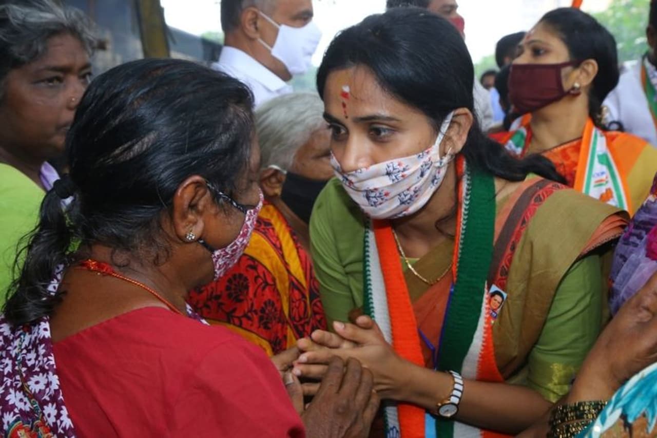 <p>ಗುರುವಾರ ಕ್ಷೇತ್ರದ ವಿವಿಧ ಕಡೆಗಳಲ್ಲಿ ಪ್ರಚಾರ ಸಭೆ ನಡೆಸಿದ ಸಂದರ್ಭದಲ್ಲಿ ಹಾಗೂ ಮಾಧ್ಯಮಗಳಿಗೆ ಪ್ರತಿಕ್ರಿಯೆ ನೀಡಿದ ಅವರು, ‘ಜಾತಿ ಕಾರ್ಡ್‌ ಆಯ್ತು, ಈಗ ತಾಯಿ ಕಾರ್ಡ್‌ ಬಳಸುತ್ತಿದ್ದಾರೆ. ಆ ದಿನ ನಮ್ಮ ನಾಯಕರಾದ ಸಿದ್ದರಾಮಯ್ಯನವರು ನನ್ನ ಜತೆ ಪ್ರಚಾರ ಮಾಡುವ ಸಂದರ್ಭದಲ್ಲಿ, ಪ್ರತಿಸ್ಪರ್ಧಿ ಪಕ್ಷದ ಅಭ್ಯರ್ಥಿಯಾಗಿರುವ ಮುನಿರತ್ನ ಅಣ್ಣನವರು ಹಿಂದೆ ಕಾಂಗ್ರೆಸ್‌ನಲ್ಲಿದ್ದಾಗ, ‘ಕಾಂಗ್ರೆಸ್‌ ಪಕ್ಷವೇ ತಮ್ಮ ತಾಯಿ, ಉಸಿರು, ತಮ್ಮ ರಕ್ತ ಎಂದಿದ್ದರಂತೆ. ಆದರೆ ಇವತ್ತು ಅದೇ ವ್ಯಕ್ತಿ ತಾಯಿ ಸಮಾನ ಎಂದ ಪಕ್ಷಕ್ಕೆ ದ್ರೋಹ ಬಗೆದಿದ್ದಾರೆ’ ಎಂದರು. ಆದರೆ ನಮ್ಮ ಪ್ರತಿಸ್ಪರ್ಧಿ ಅಣ್ಣನವರು ಇದನ್ನು ಯಾಕೆ ತಪ್ಪಾಗಿ ಬಿಂಬಿಸುತ್ತಿದ್ದಾರೋ ಗೊತ್ತಿಲ್ಲ. ಅವರ ತಾಯಿ ಬೇರೆಯಲ್ಲ, ನಮ್ಮ ತಾಯಿ ಬೇರೆಯಲ್ಲ. ಎಲ್ಲರ ತಾಯಿಯೂ ಒಂದೇ. ನಾವು ಅವರನ್ನು ಗೌರವಿಸುತ್ತೇವೆ. ಆದರೂ ಈ ವಿಷಯ ತಿರುಚುತ್ತಿರುವುದು ಆಶ್ಚರ್ಯ ತಂದಿದೆ ಎಂದರು.</p>