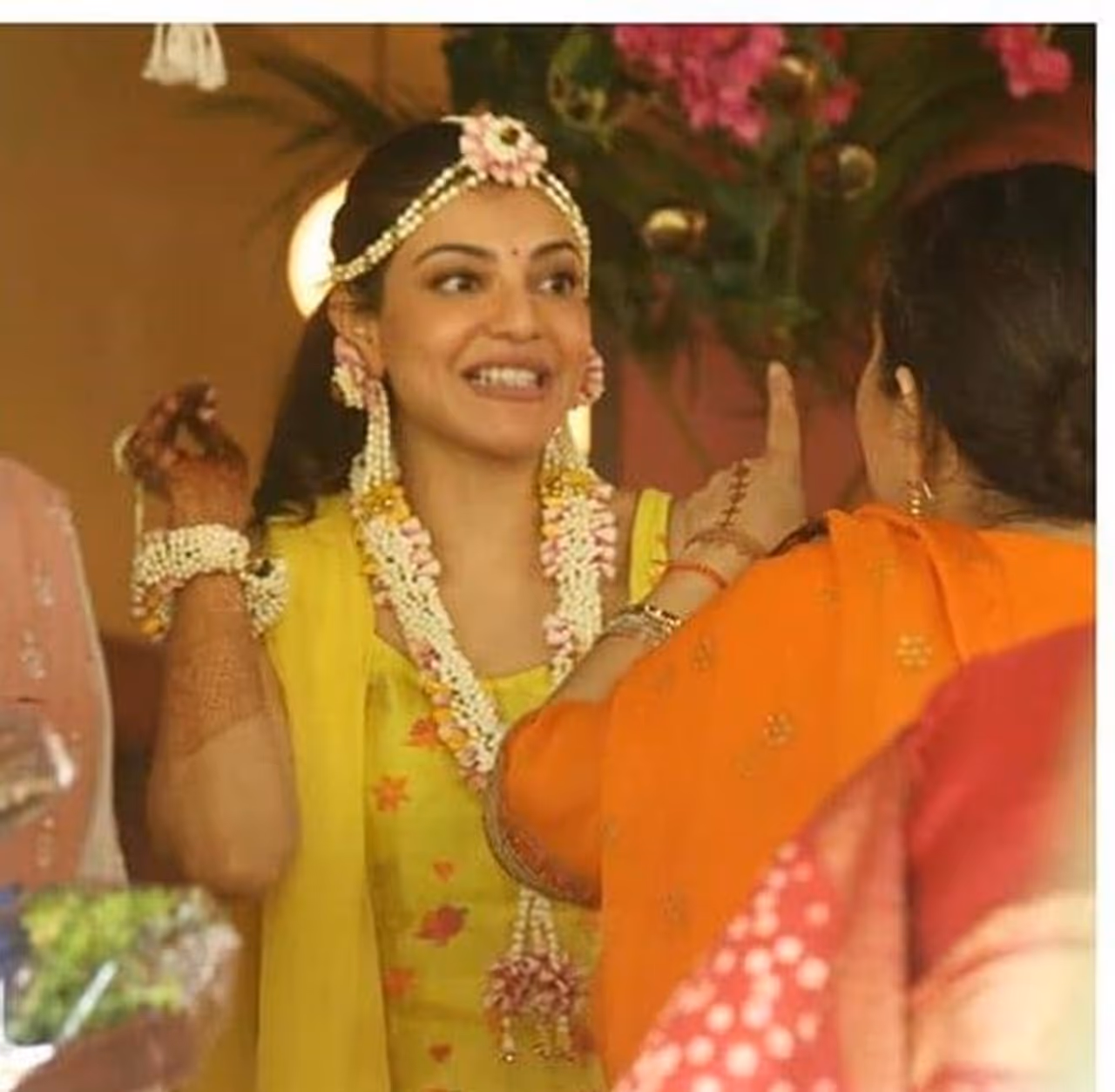 <p style="text align: justify;">నిన్నటి నుండే పెళ్లి వేడుకలు మొదలుకాగా పెళ్లి కూతురిగా కాజల్ మెరిసిపోతుంది.నిన్న జరిగిన మెహందీ వేడుకలలో కాజల్ సందడి చేశారు. కోరుకున్నవాడిని కట్టుకోబోతున్న కాజల్ ముఖం వెలిగిపోతుంది. <br /> </p> <p style="text align: justify;">నిన్నటి నుండే పెళ్లి వేడుకలు మొదలుకాగా పెళ్లి కూతురిగా కాజల్ మెరిసిపోతుంది.నిన్న జరిగిన మెహందీ వేడుకలలో కాజల్ సందడి చేశారు. కోరుకున్నవాడిని కట్టుకోబోతున్న కాజల్ ముఖం వెలిగిపోతుంది. <br /> </p>