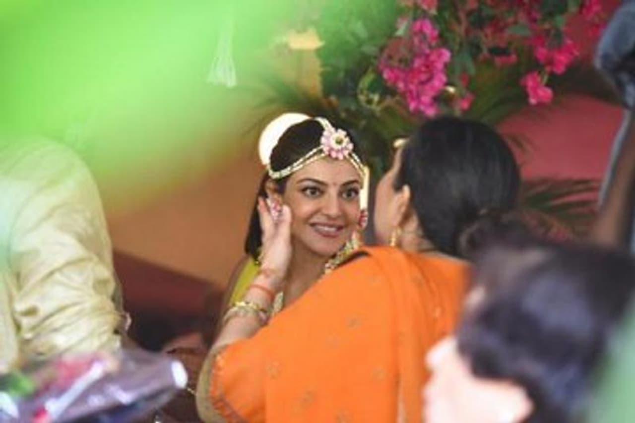 <p>மும்பை மரைன் டிரைவ் பகுதியில் இருக்கும் காஜலின் வீட்டில் மெஹந்தி நிகழ்ச்சிகள் நடந்தது.&nbsp;</p>