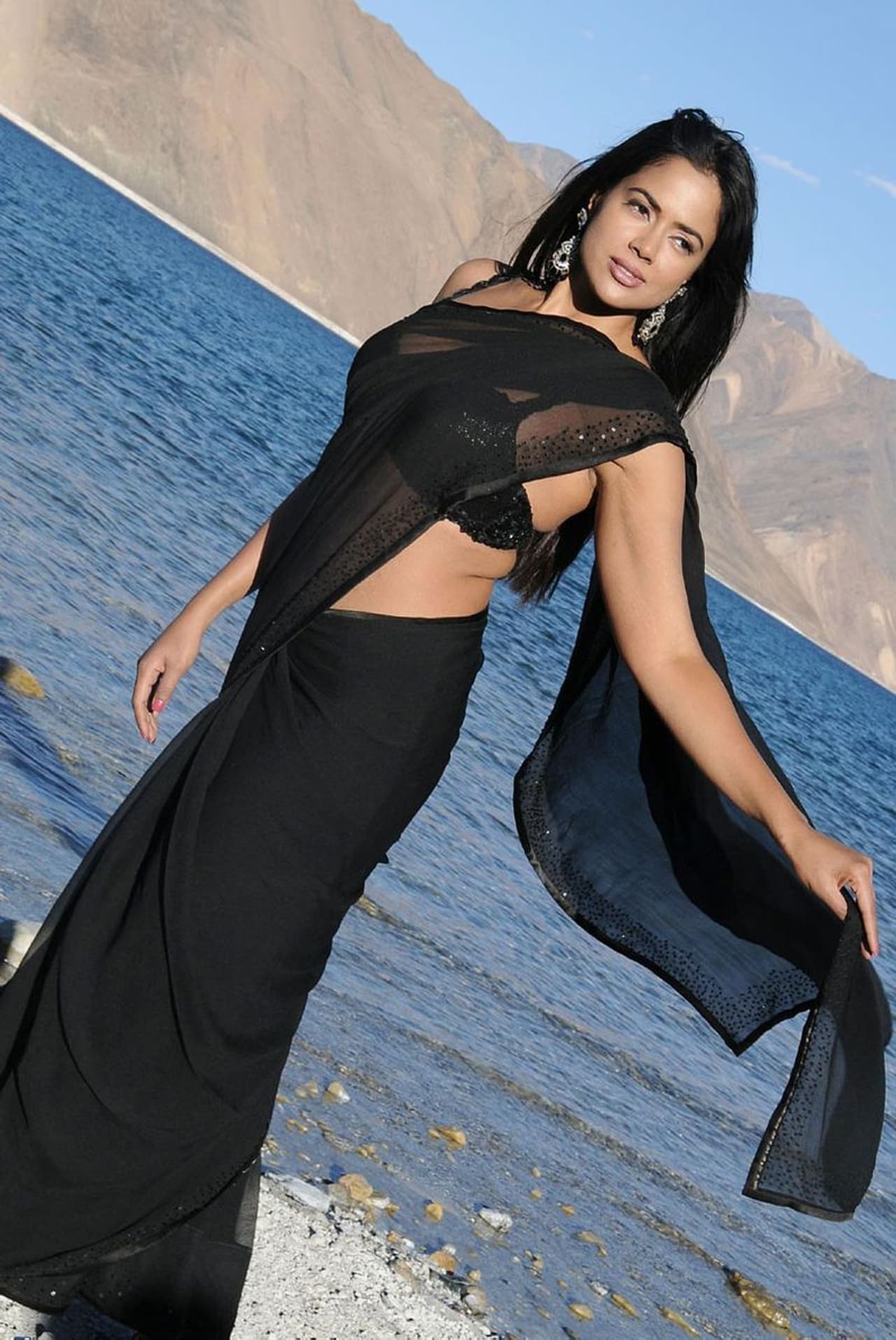 <p>మ్యారేజ్‌ చేసుకుని సినిమాలకు దూరమైన సమీరా రెడ్డి త్వరలో తమిళ సినిమా ద్వారా తిరిగి నటించబోతుందని వార్తలొచ్చాయి. విశాల్‌, ఆర్య ప్రధాన పాత్రల్లో తెరకెక్కుతున్న&nbsp;సినిమాలో సమీరా నటించబోతుందని తెలుస్తుంది.&nbsp;<br />&nbsp;</p>