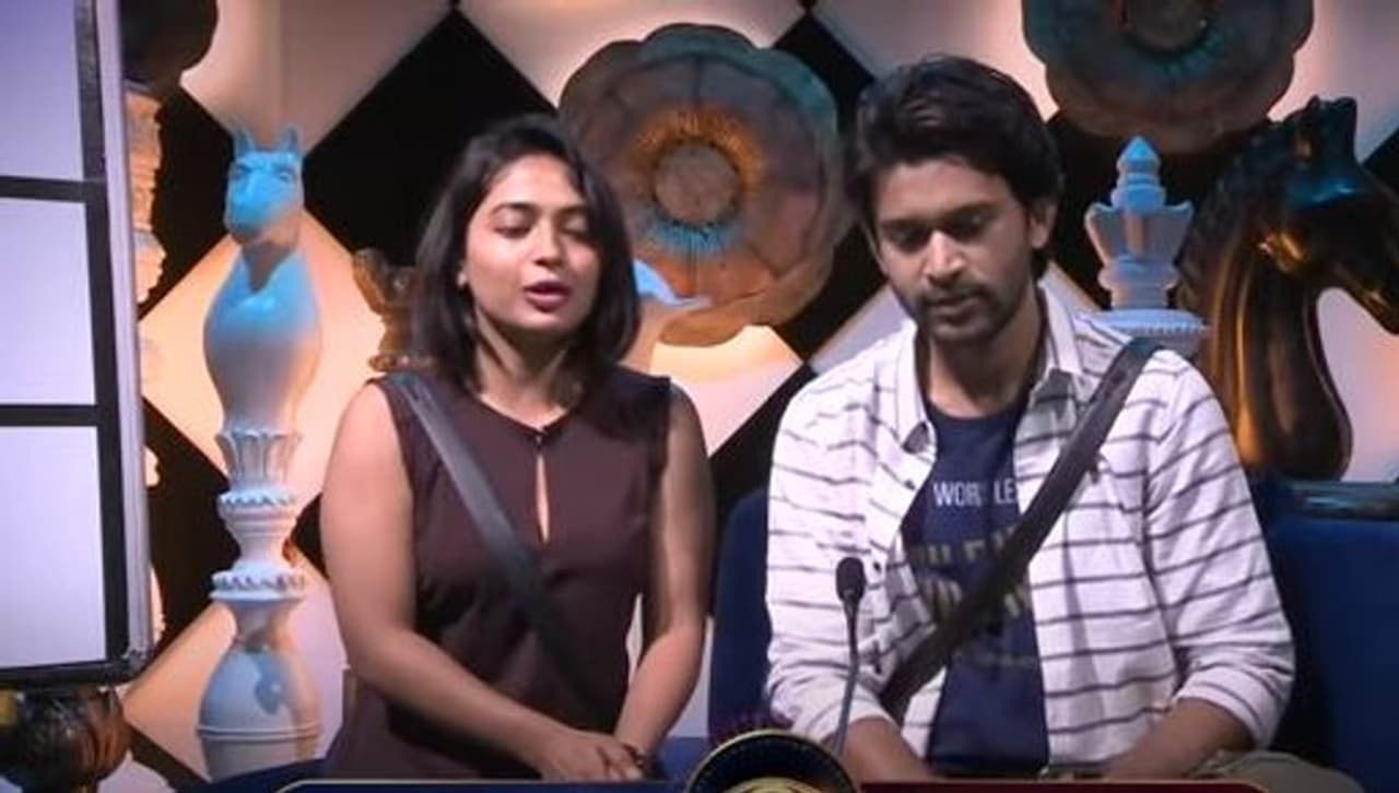 <p>బిగ్బాస్ 4 54వ రోజు ఇంటిసభ్యులకు విచిత్రమైన టాస్క్ పెట్టాడు బిగ్బా. ఇంటి సభ్యులను ఐదు జంటలుగా చేసి వారికి సూట్ అయ్యే ట్యాగ్లు పెట్టాలని, ఎందుకు పెడుతున్నారో చెప్పాలన్నారు. దీంతో బిగ్బాస్ పిలిచిన జంటలు మిగిలిన జంటలకు అక్కడ ఉన్న ట్యాగ్లను తగిలించారు. మొదటగా వచ్చిన అభిజిత్, హారిక లు కలిసి అమ్మా రాజశేఖర్, లాస్యలకు గజిబిజి ట్యాగ్లు ఇచ్చారు. వీరిద్దరు చాలా విషయాల్లో గజిబిజీగా ఉంటారని చెప్పారు. </p> <p>బిగ్బాస్ 4 54వ రోజు ఇంటిసభ్యులకు విచిత్రమైన టాస్క్ పెట్టాడు బిగ్బా. ఇంటి సభ్యులను ఐదు జంటలుగా చేసి వారికి సూట్ అయ్యే ట్యాగ్లు పెట్టాలని, ఎందుకు పెడుతున్నారో చెప్పాలన్నారు. దీంతో బిగ్బాస్ పిలిచిన జంటలు మిగిలిన జంటలకు అక్కడ ఉన్న ట్యాగ్లను తగిలించారు. మొదటగా వచ్చిన అభిజిత్, హారిక లు కలిసి అమ్మా రాజశేఖర్, లాస్యలకు గజిబిజి ట్యాగ్లు ఇచ్చారు. వీరిద్దరు చాలా విషయాల్లో గజిబిజీగా ఉంటారని చెప్పారు. </p>