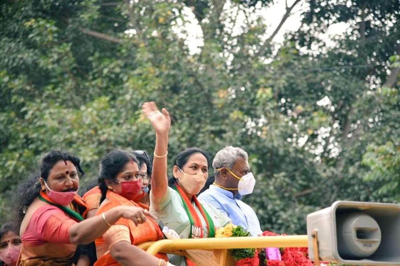 <p>ಶುಕ್ರವಾರ ಆರ್.ಆರ್.ನಗರ ಕ್ಷೇತ್ರದ ಚುನಾವಣಾ ಪ್ರಚಾರ ವೇಳೆ ಸುದ್ದಿಗಾರರೊಂದಿಗೆ ಮಾತನಾಡಿದ ಅವರು, ಅಕ್ರಮ ಮಾಡುತ್ತಿರುವುದು ಕೆಪಿಸಿಸಿ ಅಧ್ಯಕ್ಷ ಡಿ.ಕೆ.ಶಿವಕುಮಾರ್ ಮತ್ತು ಸಂಸದ ಡಿ.ಕೆ.ಸುರೇಶ್ ಹೊರತು ಬಿಜೆಪಿ ಅಭ್ಯರ್ಥಿಯಲ್ಲ. ಅಧಿಕಾರಿಗಳ ವಿರುದ್ಧ ದಬ್ಬಾಳಿಕೆ, ಒತ್ತಡ ಹಾಕುವುದನ್ನು ಮಾಡಬಾರದು. ಅಕ್ರಮ ಮಾಡುವುದರಲ್ಲಿ ಸಹೋದರರು ನಿಸ್ಸೀಮರು. ಹೀಗಾಗಿ ಕ್ಷೇತ್ರಕ್ಕೆ ಅವರು ಬರಬಾರದು. ಮುನಿರತ್ನ ಅವರು ಸಹೋದರರ ವಿರುದ್ಧ ಅ.19ರಂದು ಚುನಾವಣಾ ಆಯೋಗಕ್ಕೆ ದೂರು ನೀಡಿದ್ದಾರೆ. ಆರ್.ಆರ್.ನಗರ ಕ್ಷೇತ್ರದ ಚುನಾವಣಾ ಅಖಾಡದಿಂದ ಹೊರಗೆ ಕಳುಹಿಸಬೇಕು ಎಂದು ಆಗ್ರಹಿಸಿದರು.</p> <p>ಶುಕ್ರವಾರ ಆರ್.ಆರ್.ನಗರ ಕ್ಷೇತ್ರದ ಚುನಾವಣಾ ಪ್ರಚಾರ ವೇಳೆ ಸುದ್ದಿಗಾರರೊಂದಿಗೆ ಮಾತನಾಡಿದ ಅವರು, ಅಕ್ರಮ ಮಾಡುತ್ತಿರುವುದು ಕೆಪಿಸಿಸಿ ಅಧ್ಯಕ್ಷ ಡಿ.ಕೆ.ಶಿವಕುಮಾರ್ ಮತ್ತು ಸಂಸದ ಡಿ.ಕೆ.ಸುರೇಶ್ ಹೊರತು ಬಿಜೆಪಿ ಅಭ್ಯರ್ಥಿಯಲ್ಲ. ಅಧಿಕಾರಿಗಳ ವಿರುದ್ಧ ದಬ್ಬಾಳಿಕೆ, ಒತ್ತಡ ಹಾಕುವುದನ್ನು ಮಾಡಬಾರದು. ಅಕ್ರಮ ಮಾಡುವುದರಲ್ಲಿ ಸಹೋದರರು ನಿಸ್ಸೀಮರು. ಹೀಗಾಗಿ ಕ್ಷೇತ್ರಕ್ಕೆ ಅವರು ಬರಬಾರದು. ಮುನಿರತ್ನ ಅವರು ಸಹೋದರರ ವಿರುದ್ಧ ಅ.19ರಂದು ಚುನಾವಣಾ ಆಯೋಗಕ್ಕೆ ದೂರು ನೀಡಿದ್ದಾರೆ. ಆರ್.ಆರ್.ನಗರ ಕ್ಷೇತ್ರದ ಚುನಾವಣಾ ಅಖಾಡದಿಂದ ಹೊರಗೆ ಕಳುಹಿಸಬೇಕು ಎಂದು ಆಗ್ರಹಿಸಿದರು.</p>