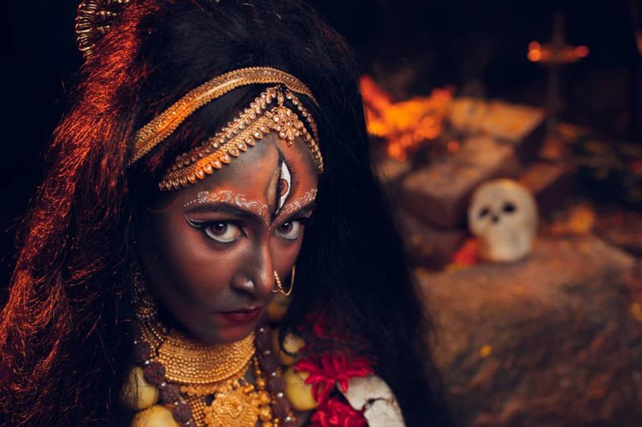 <p>ಈ ಪೈಕಿ ರಥಬೀದಿಯ ಉತ್ಸಾಹೀ ಯುವ ಸಮೂಹವೊಂದು ಶಾರದೆ, ಕಾಳಿಯ ರೂಪದರ್ಶಿಯರ ಫೋಟೋ ಶೂಟ್ ನಡೆಸಿ ಶಾರದಾ ವಿಸರ್ಜನೆಯ ಭಾವುಕ ಕ್ಷಣಗಳನ್ನು ಸಚಿತ್ರವಾಗಿ ಕಟ್ಟಿಕೊಡುವ ಜತೆಗೆ ಮಹಿಳಾ ಸಬಲೀಕರಣದ ಸಂದೇಶವನ್ನೂ ಬಿತ್ತರಿಸಿದ್ದು ಈಗ ಜಾಲತಾಣಗಳಲ್ಲಿ ಭರ್ಜರಿಯಾಗಿ ವೈರಲ್ ಆಗಿದೆ.</p> <p>ಈ ಪೈಕಿ ರಥಬೀದಿಯ ಉತ್ಸಾಹೀ ಯುವ ಸಮೂಹವೊಂದು ಶಾರದೆ, ಕಾಳಿಯ ರೂಪದರ್ಶಿಯರ ಫೋಟೋ ಶೂಟ್ ನಡೆಸಿ ಶಾರದಾ ವಿಸರ್ಜನೆಯ ಭಾವುಕ ಕ್ಷಣಗಳನ್ನು ಸಚಿತ್ರವಾಗಿ ಕಟ್ಟಿಕೊಡುವ ಜತೆಗೆ ಮಹಿಳಾ ಸಬಲೀಕರಣದ ಸಂದೇಶವನ್ನೂ ಬಿತ್ತರಿಸಿದ್ದು ಈಗ ಜಾಲತಾಣಗಳಲ್ಲಿ ಭರ್ಜರಿಯಾಗಿ ವೈರಲ್ ಆಗಿದೆ.</p>