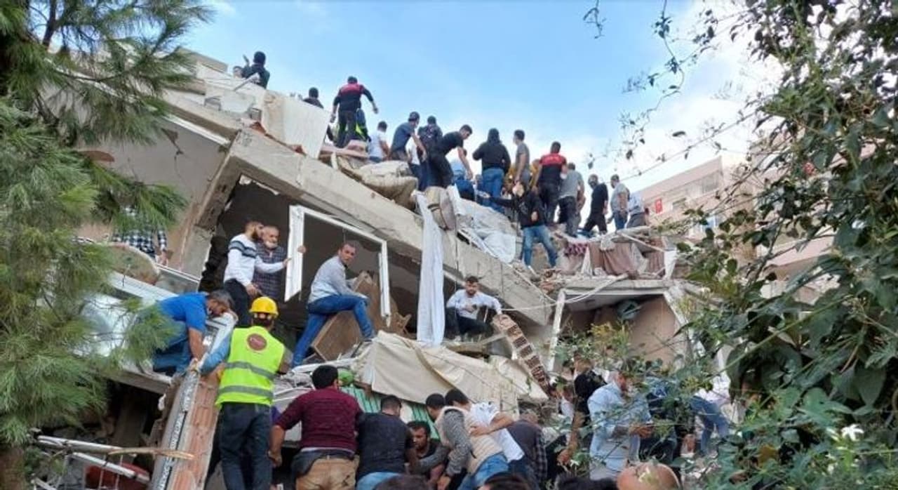 <p>തുര്ക്കിയിലും ഗ്രീസിലുമുണ്ടായ അതിശക്തമായ ഭൂകമ്പത്തില് 22 പേര് മരിച്ചു. എണ്ണൂറോളം പേര്ക്കാണ് പരിറിക്ടര് സ്കെയിലില് 7.0 മഗ്നിറ്റിയൂട്ട് ശക്തി രേഖപ്പെടുത്തിയ ഭൂകമ്പത്തെ തുടര്ന്ന് ഇരുരാജ്യങ്ങളിലും നിരവധി കെട്ടിട്ടങ്ങള് തകര്ന്നു വീണു. ഭൂകമ്പത്തെ തുടര്ന്ന് ഈജിയന് ദ്വീപില് ചെറിയ തോതില് സുനാമിയുണ്ടായതായി റിപ്പോര്ട്ടുണ്ട്.</p> <p>തുര്ക്കിയിലും ഗ്രീസിലുമുണ്ടായ അതിശക്തമായ ഭൂകമ്പത്തില് 22 പേര് മരിച്ചു. എണ്ണൂറോളം പേര്ക്കാണ് പരിറിക്ടര് സ്കെയിലില് 7.0 മഗ്നിറ്റിയൂട്ട് ശക്തി രേഖപ്പെടുത്തിയ ഭൂകമ്പത്തെ തുടര്ന്ന് ഇരുരാജ്യങ്ങളിലും നിരവധി കെട്ടിട്ടങ്ങള് തകര്ന്നു വീണു. ഭൂകമ്പത്തെ തുടര്ന്ന് ഈജിയന് ദ്വീപില് ചെറിയ തോതില് സുനാമിയുണ്ടായതായി റിപ്പോര്ട്ടുണ്ട്.</p>