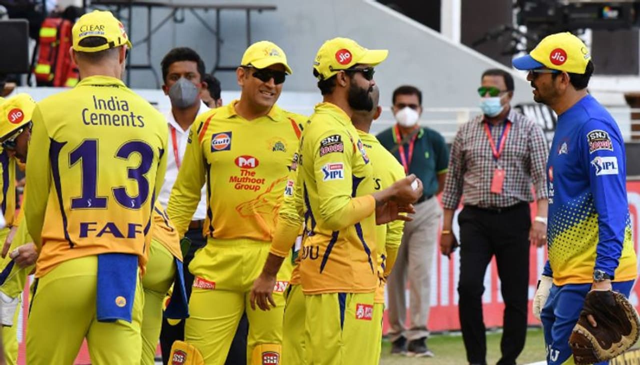 <p>ಐಪಿಎಲ್ 2020 ಟೂರ್ನಿಯಿಂದ ಹೊರಬಿದ್ದ ಚೆನ್ನೈ ಸೂಪರ್ ಕಿಂಗ್ಸ್ ತಂಡ ಅಭಿಮಾನಿಗಳಲ್ಲಿ ಬೇಸರ ಮೂಡಿಸಿದೆ. ದಿಟ್ಟ ಪ್ರದರ್ಶನ ನೀಡಲು ವಿಫಲಾವಾದ ತಂಡ ಲೀಗ್ ಹಂತದಿಂದ ಹೊರಬಿದ್ದಿದೆ.</p> <p>ಐಪಿಎಲ್ 2020 ಟೂರ್ನಿಯಿಂದ ಹೊರಬಿದ್ದ ಚೆನ್ನೈ ಸೂಪರ್ ಕಿಂಗ್ಸ್ ತಂಡ ಅಭಿಮಾನಿಗಳಲ್ಲಿ ಬೇಸರ ಮೂಡಿಸಿದೆ. ದಿಟ್ಟ ಪ್ರದರ್ಶನ ನೀಡಲು ವಿಫಲಾವಾದ ತಂಡ ಲೀಗ್ ಹಂತದಿಂದ ಹೊರಬಿದ್ದಿದೆ.</p>