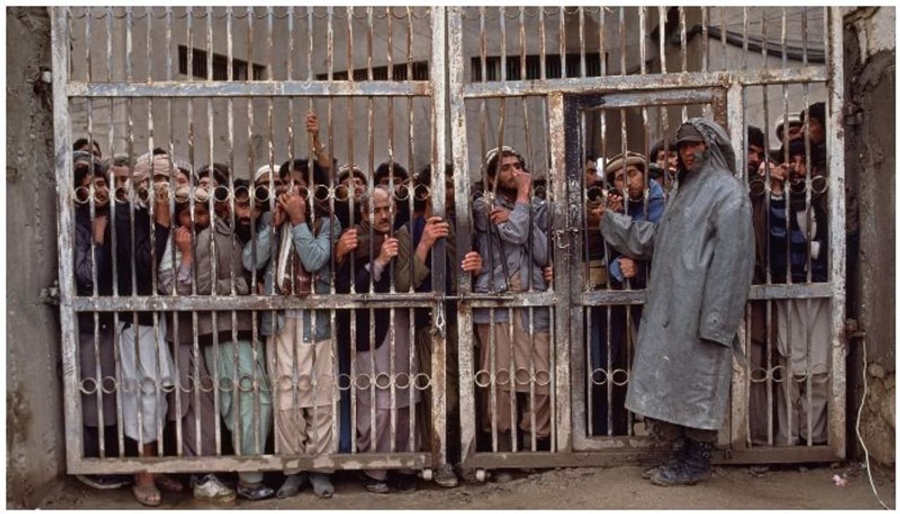 <p>പ്രാദേശിക സർക്കാർ പ്രതിനിധി ആയ മുഹമ്മദ് റഫീഖ് ഷിർസായി ആണ് ടോളോ ന്യൂസിനോട് ഈ വാർത്ത സ്ഥിരീകരിച്ചത്. ബാരക്കിനുള്ളിൽ ചില തടവുകാരുടെ ഭാഗത്തുനിന്നുണ്ടായ അനധികൃത നിർമാണങ്ങൾ ജയിൽ ജീവനക്കാർ പൊളിച്ചു നീക്കിയതോടെയാണ് ആക്രമണങ്ങൾ തുടങ്ങുന്നത്. ചില അക്രമികൾ ചേർന്ന് ജയിലിനുള്ളിൽ തീയിട്ടു. അതോടെ അവരെ നിയന്ത്രിക്കാൻ പ്രിസൺ ഗാർഡുമാർക്ക് ഇടപെടേണ്ടി വന്നു. ആ ഇടപെടലാണ് സംഘർഷത്തിലും, തുടർന്ന് തടവുകാരിൽ ചിലരുടെ മരണത്തിലും ഒക്കെ കലാശിക്കുന്നത്. നാല് ഗാർഡുമാർക്കും സാരമായ പരിക്കുകളുണ്ട്.</p> <p>പ്രാദേശിക സർക്കാർ പ്രതിനിധി ആയ മുഹമ്മദ് റഫീഖ് ഷിർസായി ആണ് ടോളോ ന്യൂസിനോട് ഈ വാർത്ത സ്ഥിരീകരിച്ചത്. ബാരക്കിനുള്ളിൽ ചില തടവുകാരുടെ ഭാഗത്തുനിന്നുണ്ടായ അനധികൃത നിർമാണങ്ങൾ ജയിൽ ജീവനക്കാർ പൊളിച്ചു നീക്കിയതോടെയാണ് ആക്രമണങ്ങൾ തുടങ്ങുന്നത്. ചില അക്രമികൾ ചേർന്ന് ജയിലിനുള്ളിൽ തീയിട്ടു. അതോടെ അവരെ നിയന്ത്രിക്കാൻ പ്രിസൺ ഗാർഡുമാർക്ക് ഇടപെടേണ്ടി വന്നു. ആ ഇടപെടലാണ് സംഘർഷത്തിലും, തുടർന്ന് തടവുകാരിൽ ചിലരുടെ മരണത്തിലും ഒക്കെ കലാശിക്കുന്നത്. നാല് ഗാർഡുമാർക്കും സാരമായ പരിക്കുകളുണ്ട്.</p>