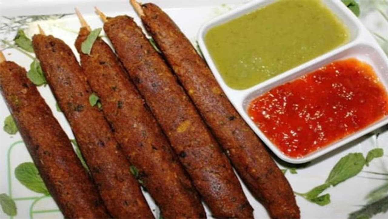 <p style="text align: justify;">ಅಗತ್ಯಕ್ಕಿಂತ ಹೆಚ್ಚು ಮಾಂಸ ತಿಂದರೆ ಅನಾರೋಗ್ಯಾ ಖಂಡಿತಾ. ವಾರದಲ್ಲಿ ಮೂರು ಅಥವಾ ಅದಕ್ಕಿಂತ ಹೆಚ್ಚು ದಿನ ಮಾಂಸ ಸೇವಿಸುವುದರಿಂದ ಹೃದಯ ರೋಗ, ಮಧುಮೇಹ ಮತ್ತು ಒಂಬತ್ತು ರೋಗಗಳ ಅಪಾಯವನ್ನು ಹೆಚ್ಚಿಸುತ್ತದೆ ಎಂದು ಆಕ್ಸ್ ಫರ್ಡ್ ವಿಶ್ವವಿದ್ಯಾಲಯದ ಸಂಶೋಧಕರು ಕಂಡುಕೊಂಡಿದ್ದಾರೆ.</p> <p style="text align: justify;">ಅಗತ್ಯಕ್ಕಿಂತ ಹೆಚ್ಚು ಮಾಂಸ ತಿಂದರೆ ಅನಾರೋಗ್ಯಾ ಖಂಡಿತಾ. ವಾರದಲ್ಲಿ ಮೂರು ಅಥವಾ ಅದಕ್ಕಿಂತ ಹೆಚ್ಚು ದಿನ ಮಾಂಸ ಸೇವಿಸುವುದರಿಂದ ಹೃದಯ ರೋಗ, ಮಧುಮೇಹ ಮತ್ತು ಒಂಬತ್ತು ರೋಗಗಳ ಅಪಾಯವನ್ನು ಹೆಚ್ಚಿಸುತ್ತದೆ ಎಂದು ಆಕ್ಸ್ ಫರ್ಡ್ ವಿಶ್ವವಿದ್ಯಾಲಯದ ಸಂಶೋಧಕರು ಕಂಡುಕೊಂಡಿದ್ದಾರೆ.</p>