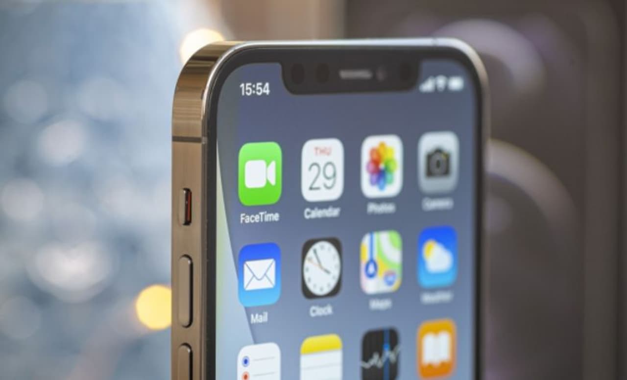 <p><strong>ആപ്പിള്‍ ഐഫോണ്‍ 12: വിലയും ലഭ്യതയും</strong></p><p>ഏറ്റവും താങ്ങാനാവുന്ന വിലയുള്ള ഐഫോണ്‍ 12 മിനി ഉപയോഗിച്ച് നാല് വ്യത്യസ്ത വലുപ്പത്തിലുള്ള ഐഫോണ്‍ 12 സീരീസ് ഫോണുകള്‍ ആപ്പിള്‍ പുറത്തിറക്കി. ഐഫോണ്‍ 12 മിനി 64 ജിബി, 128 ജിബി, 256 ജിബി മോഡലുകളില്‍ നീല, പച്ച, കറുപ്പ്, വെള്ള, ചുവപ്പ് നിറങ്ങളില്‍ യഥാക്രമം 69,900 രൂപ മുതല്‍ ആപ്പിള്‍ ഡോട്ട് കോം മുതല്‍ ആപ്പിള്‍ ഓതറൈസ്ഡ് റീസെല്ലറുകള്‍ വഴി ലഭ്യമാണ്.<br />ഐഫോണ്‍ 12 പ്രോ മാക്‌സ് ഇന്ത്യയില്‍ 1,29,900 രൂപയില്‍ ആരംഭിക്കും. ഈ ഫോണ്‍ ഗ്രാഫൈറ്റ്, സില്‍വര്‍, ഗോള്‍ഡ്, പസഫിക് ബ്ലൂ കളര്‍ ഓപ്ഷനുകളിലും ലഭ്യമാണ്.</p>