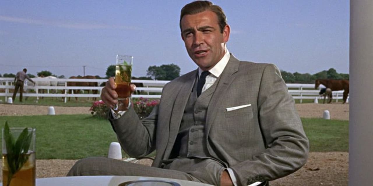 <p>సీన్‌ కానరీ బ్రిటీష్‌ సూపర్‌ హిట్‌ &nbsp;`జేమ్స్ బాండ్‌` సిరీస్‌ని ప్రారంభించిన నటుడు కావడం విశేషం. 1962లో జేమ్స్ బాండ్‌ సిరీస్‌ `డాక్టర్‌ నెంబర్‌`తో ప్రారంభమైంది. టెరెన్స్&nbsp;యంగ్‌ దర్శకత్వం వహించగా, జేమ్స్ బాండ్‌ 007గా తొలిసారి సీన్‌ కానరీ నటించి మెప్పించాడు. సినిమాకి స్టయిలీష్‌ లుక్‌ని తీసుకొచ్చారు. ఆ తర్వాత `జేమ్స్ బాండ్‌` సిరీస్‌&nbsp;ప్రపంచ వ్యాప్తంగా ఎంతగా పాపులర్‌ అయ్యిందో తెలిసిందే. టాప్‌ గ్రాసర్‌ సిరీస్‌లో అదొకటిగా నిలిచింది.&nbsp;</p>