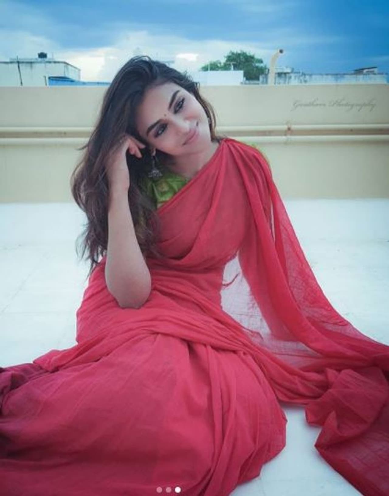 <p>'மேயாத மான்' படத்தின் மூலம் தமிழ் திரையுலகுக்கு அறிமுகமானவர் நடிகை இந்துஜா. பக்கா தமிழ் பெண்ணான இவர், 'மெர்குரி', 'பூமராங்', 'மகாமுனி' உள்ளிட்ட பல படங்களில் தனது திறமையான நடிப்பால் ரசிகர்களை கவர்ந்தார். <br /> </p> <p>'மேயாத மான்' படத்தின் மூலம் தமிழ் திரையுலகுக்கு அறிமுகமானவர் நடிகை இந்துஜா. பக்கா தமிழ் பெண்ணான இவர், 'மெர்குரி', 'பூமராங்', 'மகாமுனி' உள்ளிட்ட பல படங்களில் தனது திறமையான நடிப்பால் ரசிகர்களை கவர்ந்தார். <br /> </p>