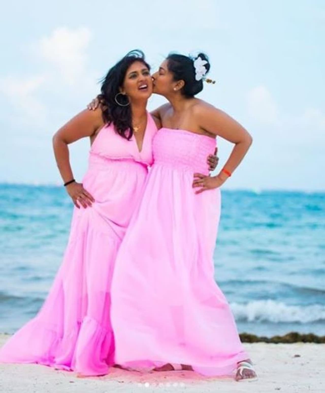 <p>சகோதரிக்கு காயத்ரி கொடுக்கும் செல்ல முத்தம் </p> <p>சகோதரிக்கு காயத்ரி கொடுக்கும் செல்ல முத்தம் </p>